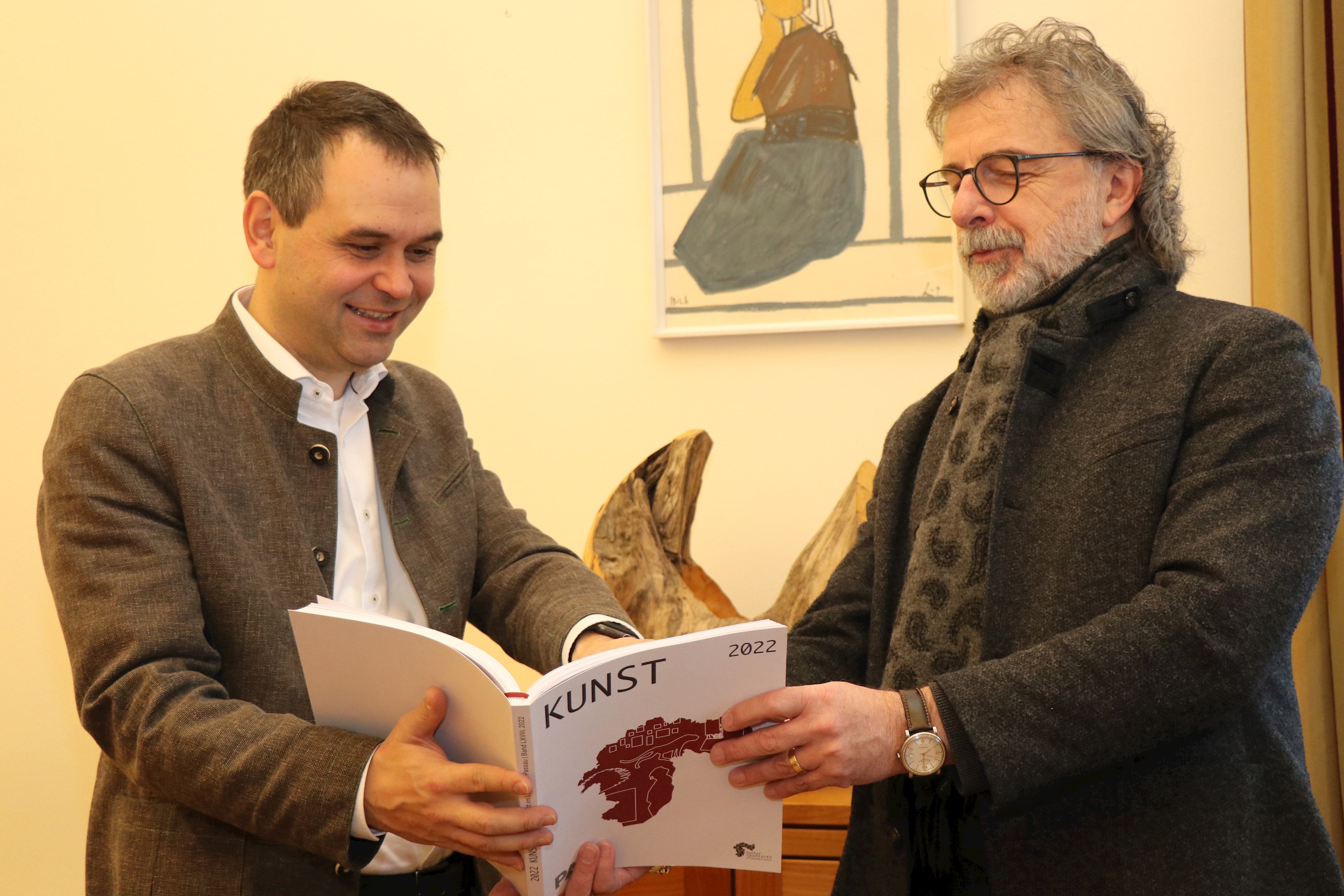 Landrat Raimund Kneidinger (v.l.) und Kulturreferent Christian Eberle beim Blick in die neue Ausgabe des Kunstkatalogs.