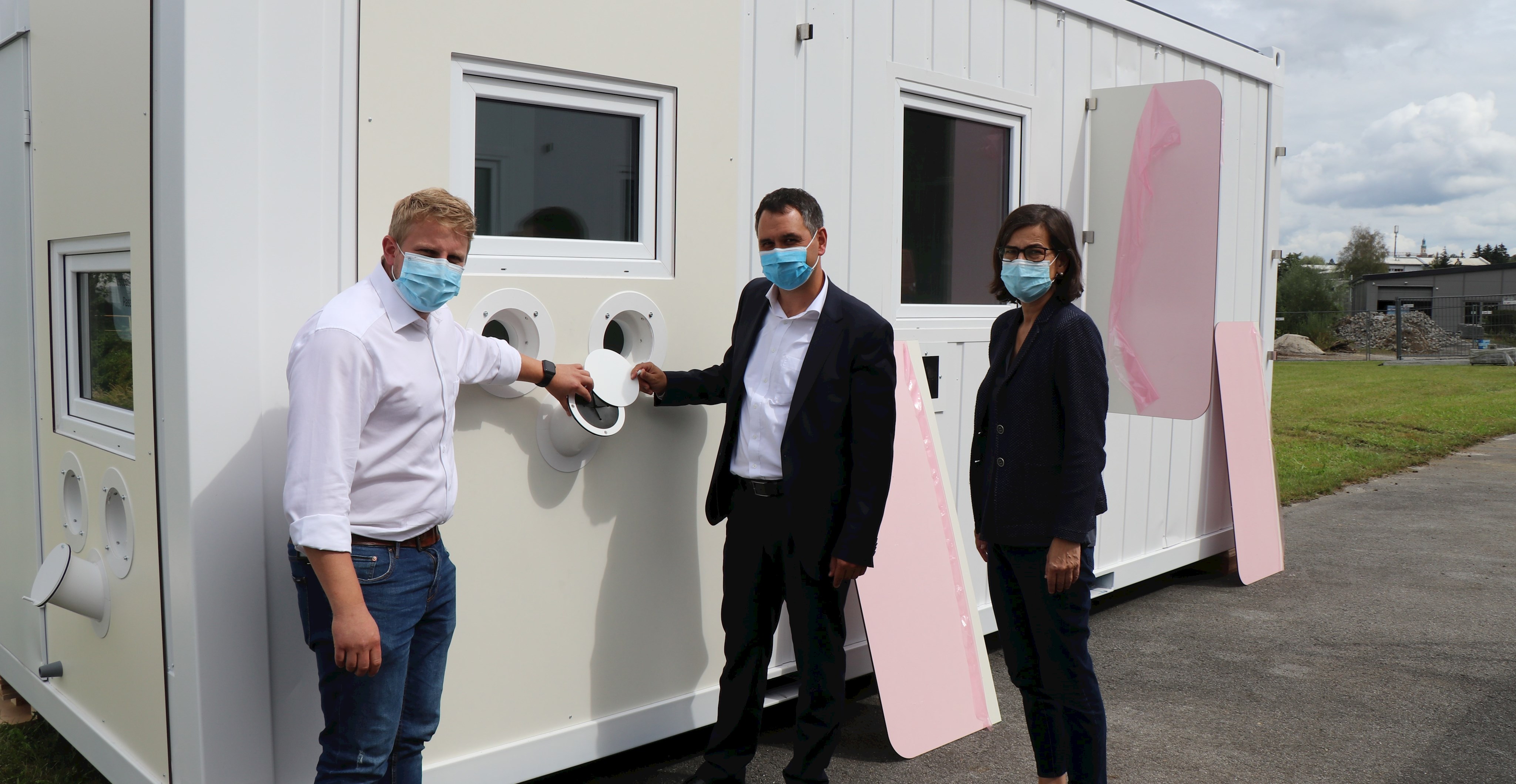 Am Tag vor dem Betriebsbeginn im September 2020 haben Landrat Raimund Kneidinger (Mitte), Abteilungsleiterin für Öffentliche Sicherheit und Ordnung, Verena Schwarz (r.) und Martin Biebl von IMS Rettungsdienst die Aufbauarbeiten des Testzentrums am Gelände in der Haitzinger Straße begleitet. Nächste Woche werden die Einrichtungen wieder zurückgebaut.