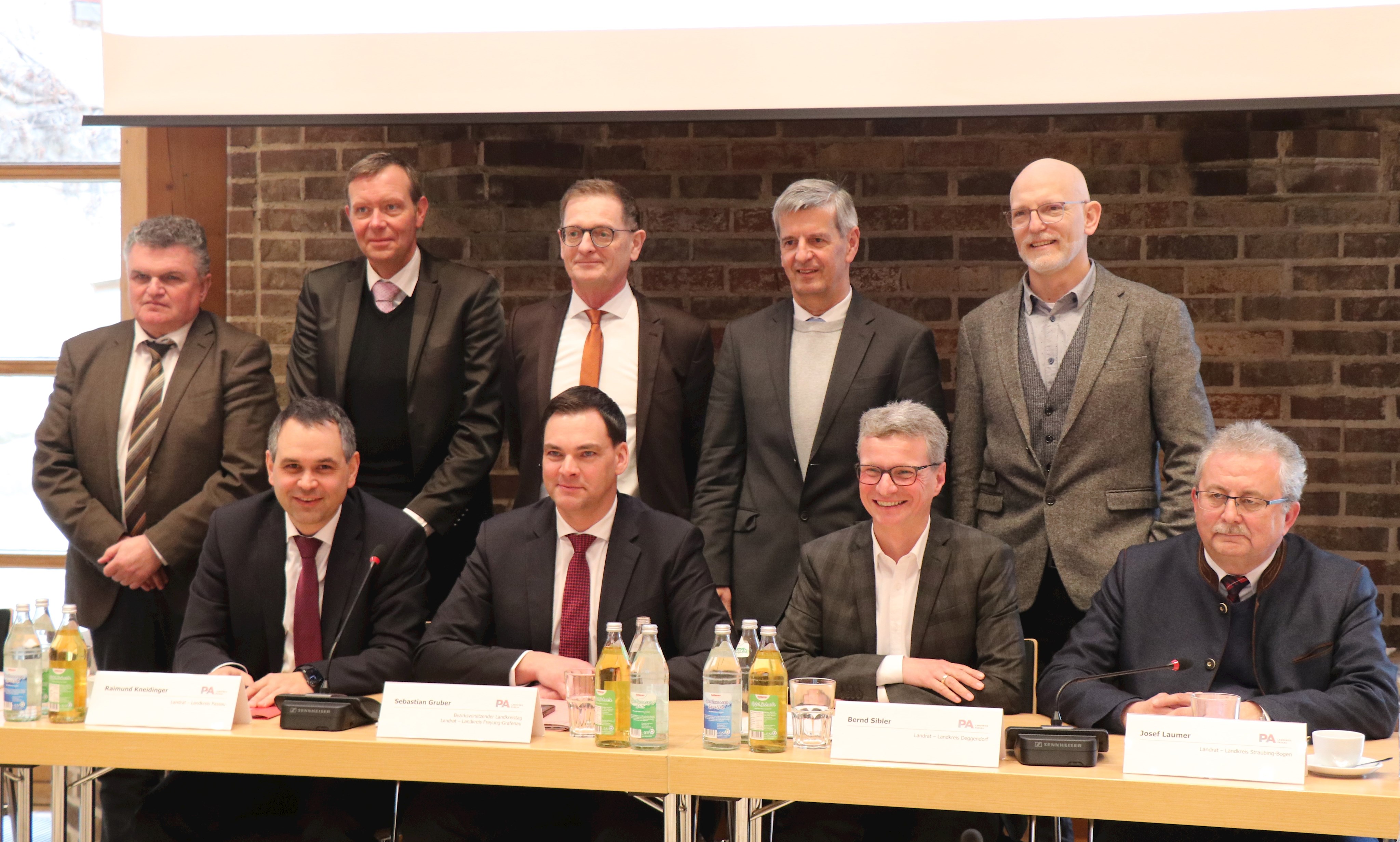 Informierten zu den möglichen Auswirkungen der Krankenhausreform: v.l. sitzend die Landräte Raimund Kneidinger (Passau), Sebastian Gruber (Freyung-Grafenau), Bernd Sibler (Deggendorf) und Josef Laumer (Straubing-Bogen). Hinten v.l.: Klaus Seitzinger (Geschäftsführer Landkreis Passau Gesundheitseinrichtungen), Marcus Plaschke (Geschäftsführer Kliniken Goldener Steig, Freyung-Grafenau), Josef Mader (Geschäftsführer Landkreis Passau Gesundheitseinrichtungen), Robert Betz (Vorstand Kreiskliniken Bogen-Mallerdorf) und Dr. med. Mathias Grohmann (Chefarzt Innere Medizin, Gastroent. Klinik Bogen)