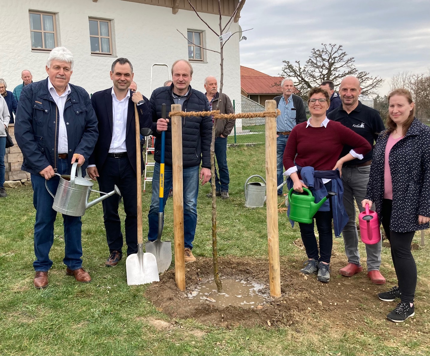 Der Apfelbaum wird vom Kreisverbandsvorsitzenden für Gartenkultur und Landespflege  Josef Hirschenauer (v.l.), Landrat Raimund Kneidinger, Hauzenbergs 2. Bürgermeister Rudolf Hirz, Kreisfachberaterin Gundula Hammerl und den Gartenbauvereinsvorsitzenden von Raßberg-Oberkümmering Uli Koller und Anna-Theresa Kern gepflanzt