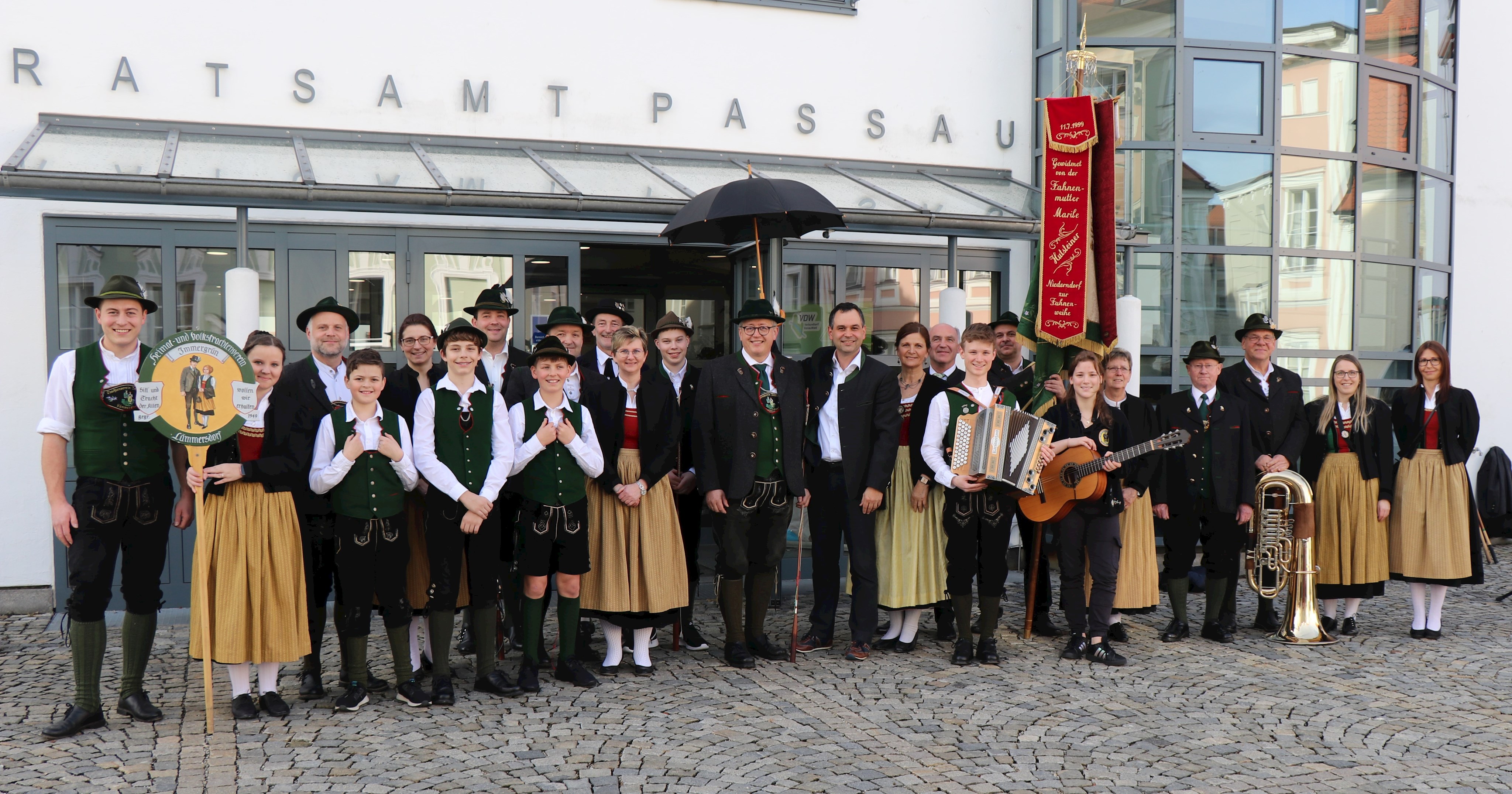 Die Lämmersdorfer Trachtler haben einen Schirmherrn für ihr 75. Jubiläum: Landrat Raimund Kneidinger (14.v.l.) mit Vorstand Bruno Schurm (l. daneben) Fahnenmutter Marile Hutsteiner (r. daneben), Ehrenvorstand Josef Steinmüller (4.v.r.), Untergriesbachs Bürgermeister Hermann Duschl (9.v.r) und zweitem Gauvorstand Alois Haydn (10.v.l.).