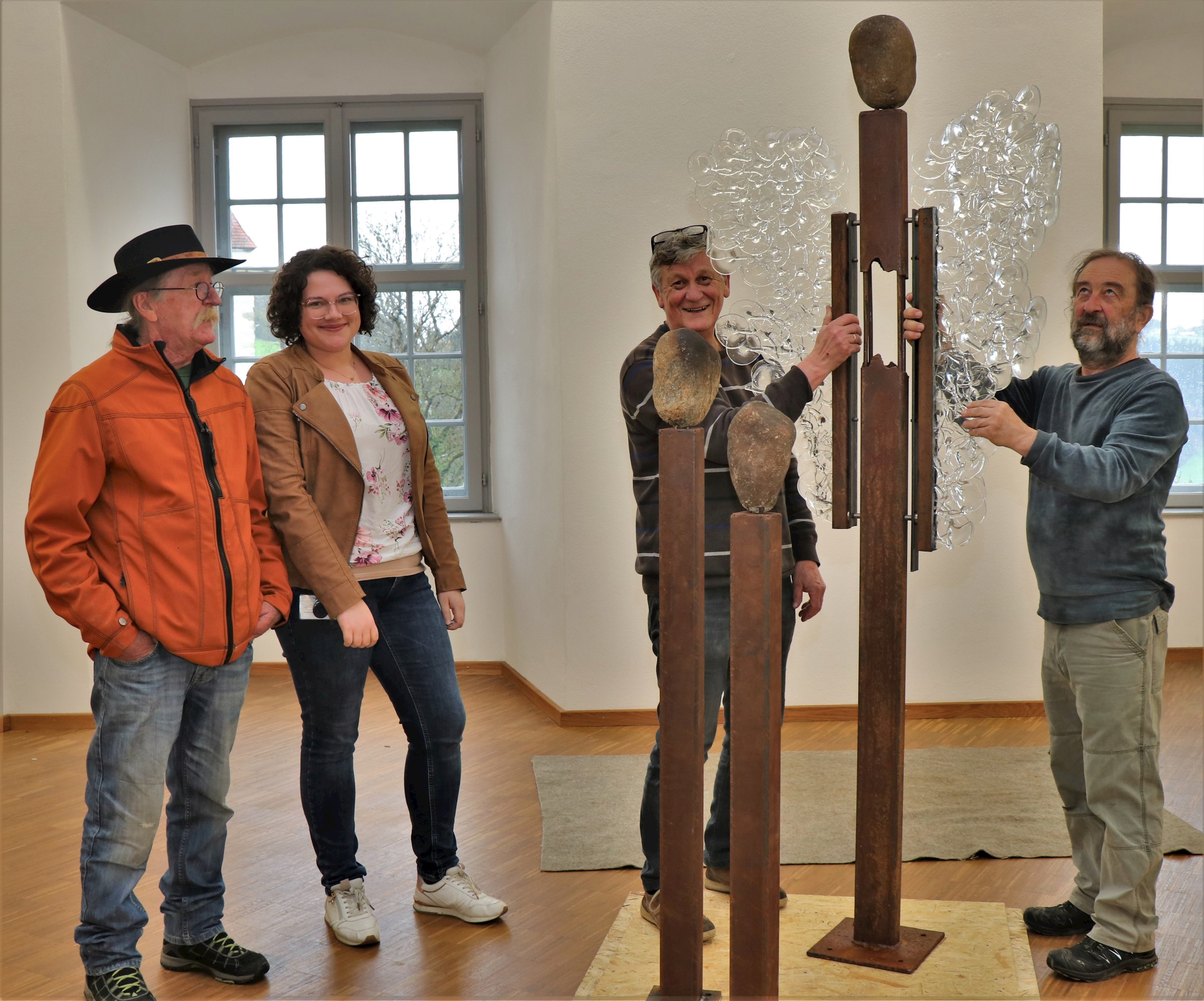 Beim Aufbau der Ausstellung von Atelier Männerhaut, hier mit dem Objekt „Rückkehr der Schutzengel“ von Jo G. Hruschka: V.l.: Karl Haller, Julia Bösl-Sachse, Jo G. Hruschka und Atschi Achatz