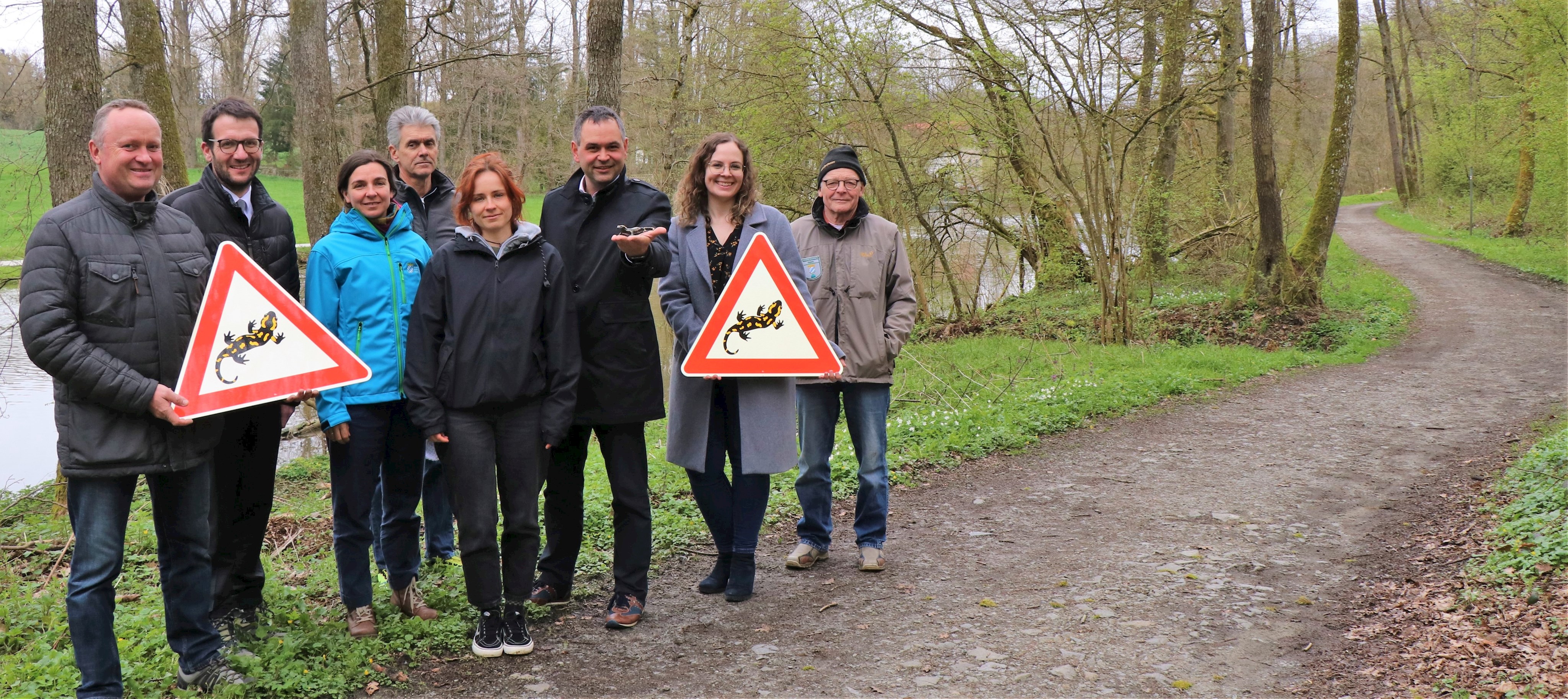 Den Weg entlang der Vils im Vilsengtal teilen sich gefährdete Arten mit Naturliebhabern und Erholungssuchende. Hier ist besondere Rücksichtnahme auf die Tiere gefordert. Um dafür zu sensibilisieren, werden neue Hinweisschilder aufgestellt, die Vilshofens Bauhofleiter Karl Leuzinger (v.l.), Vilshofens erster Bürgermeister Florian Gams, Carmen Moosmüller von der Unteren Naturschutzbehörde am Landratsamt Passau, Andreas Schmid vom Bund Naturschutz, Lea Schreck vom Landschaftspflegeverband Passau, Landrat Raimund Kneidinger, Teresa Palzer von der Unteren Naturschutzbehörde am Landratsamt Pasasu und Anton Schreiegg als Naturschutzwächter der Unteren Naturschutzbehörde jetzt vorgestellt haben. Die Nachbildung des Feuersalamanders auf der Hand des Landrats ist übrigens normalerweise im Haus am Strom in Jochenstein zu Hause.