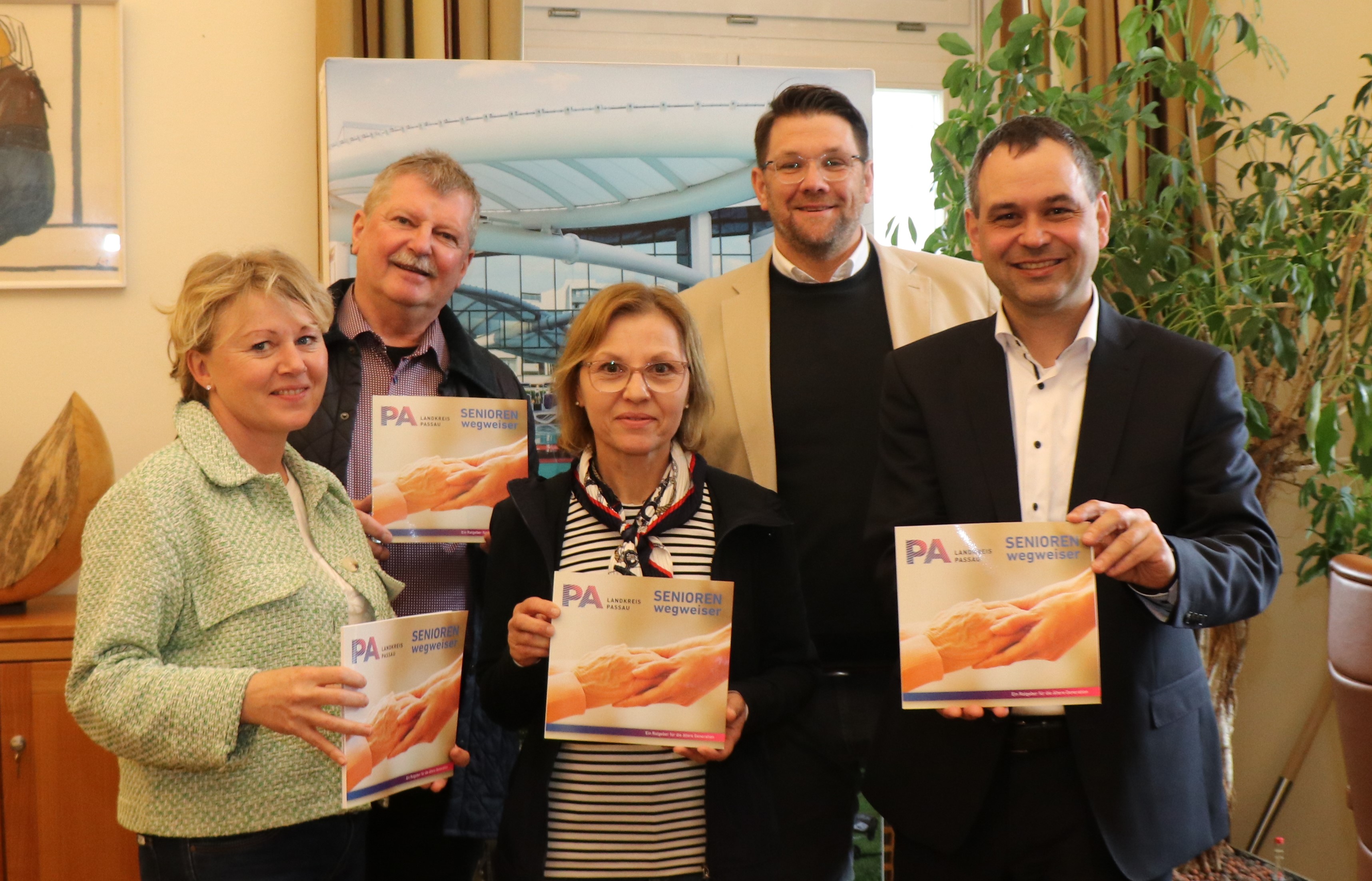 Landrat Raimund Kneidinger (v.r.), Andreas Buettner (Abteilungsleiter kommunale und soziale Angelegenheiten am Landratsamt Passau) Daniela Schalinski von der Seniorenfachstelle am Landratsamt Passau, Reiner Fürst und Sandra Schacherbauer (beide PNP Sales GmbH) haben die neue Auflage des Seniorenwegweisers für den Landkreis Passau offiziell vorgestellt.