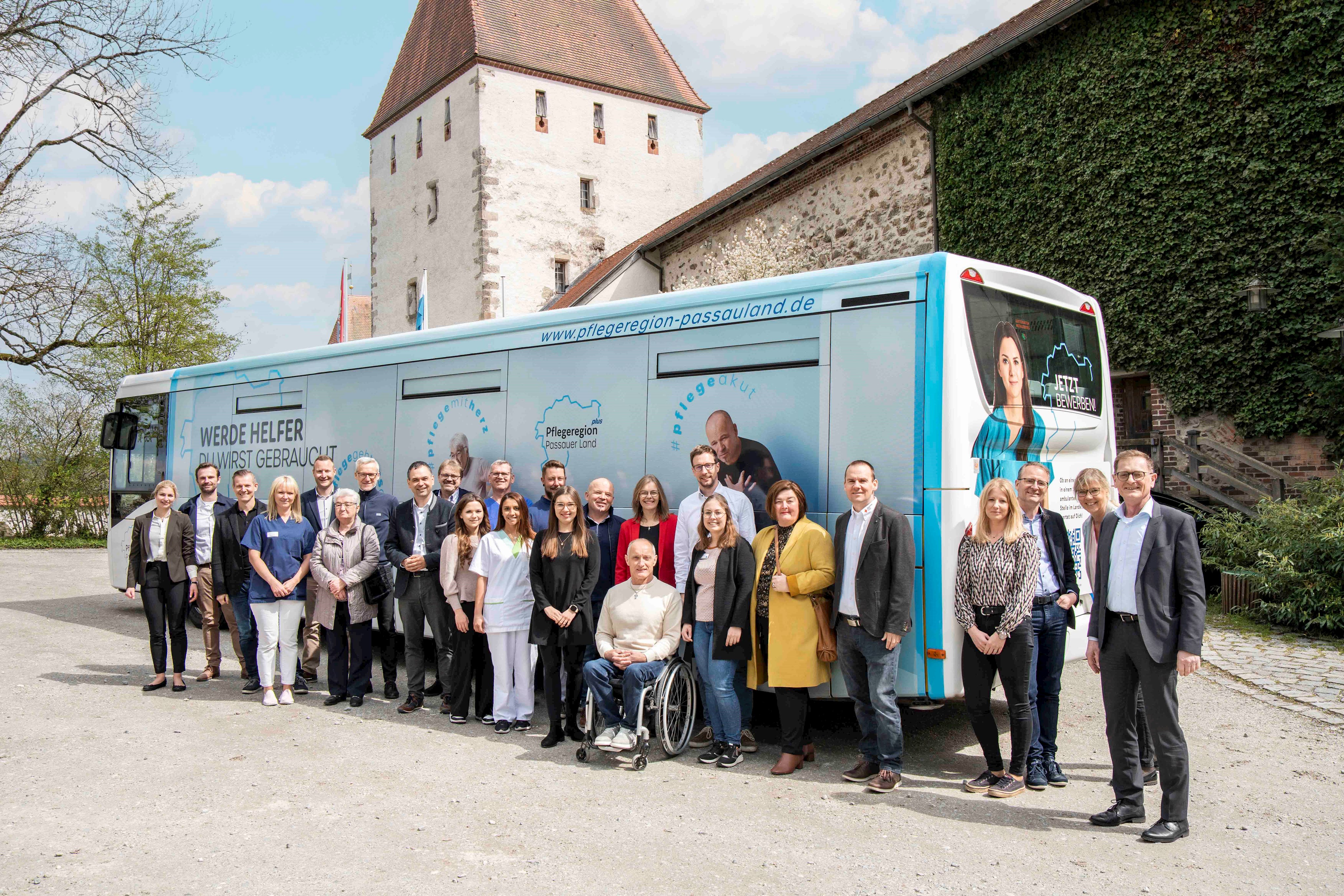 Sie alle haben mitgewirkt bei der Gestaltung des neuen Pflegebusses und beim Fotoshooting. Landrat Raimund Kneidinger (8.v.l.) und Geschäftsstellenleiterin der Gesundheitsregion Plus Passauer Land Lisa Fraunhofer dankten den Akteuren für deren Beitrag.