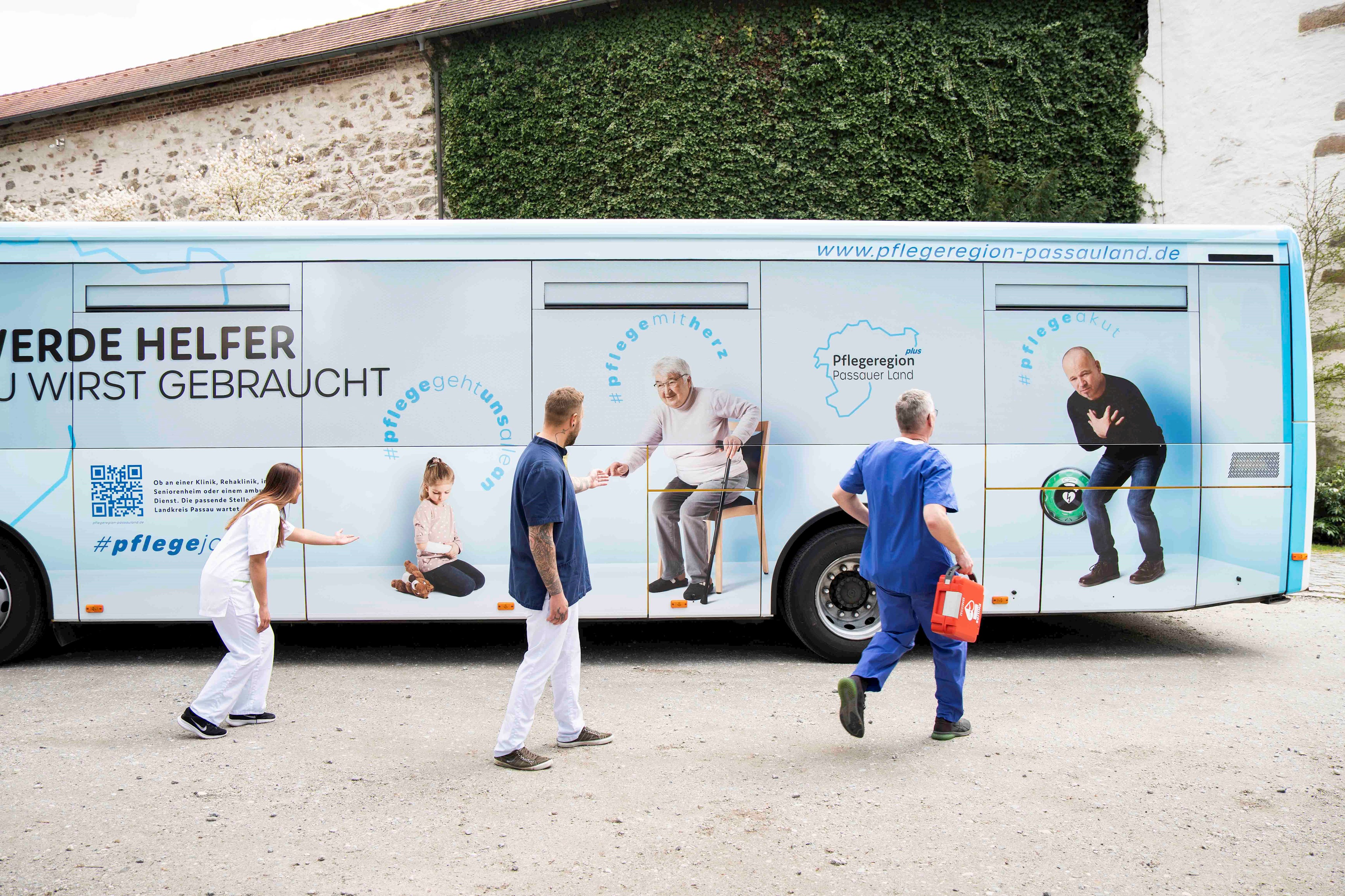 Pflegekräfte beim Fotoshooting mit dem neuen Bus: Pflegefachkraft Neslihan Cali vom Passauer Wolf (v.l.), Franziska Rasch (auf dem Bus), Pflegefachkraft Florian Resch und Katharina Zieringer (auf dem Bus) vom AWO Seniorenheim Ortenburg, Peter Seibold von den Landkreis Passau Gesundheitseinrichtungen und Guido Herzog (auf dem Bus).