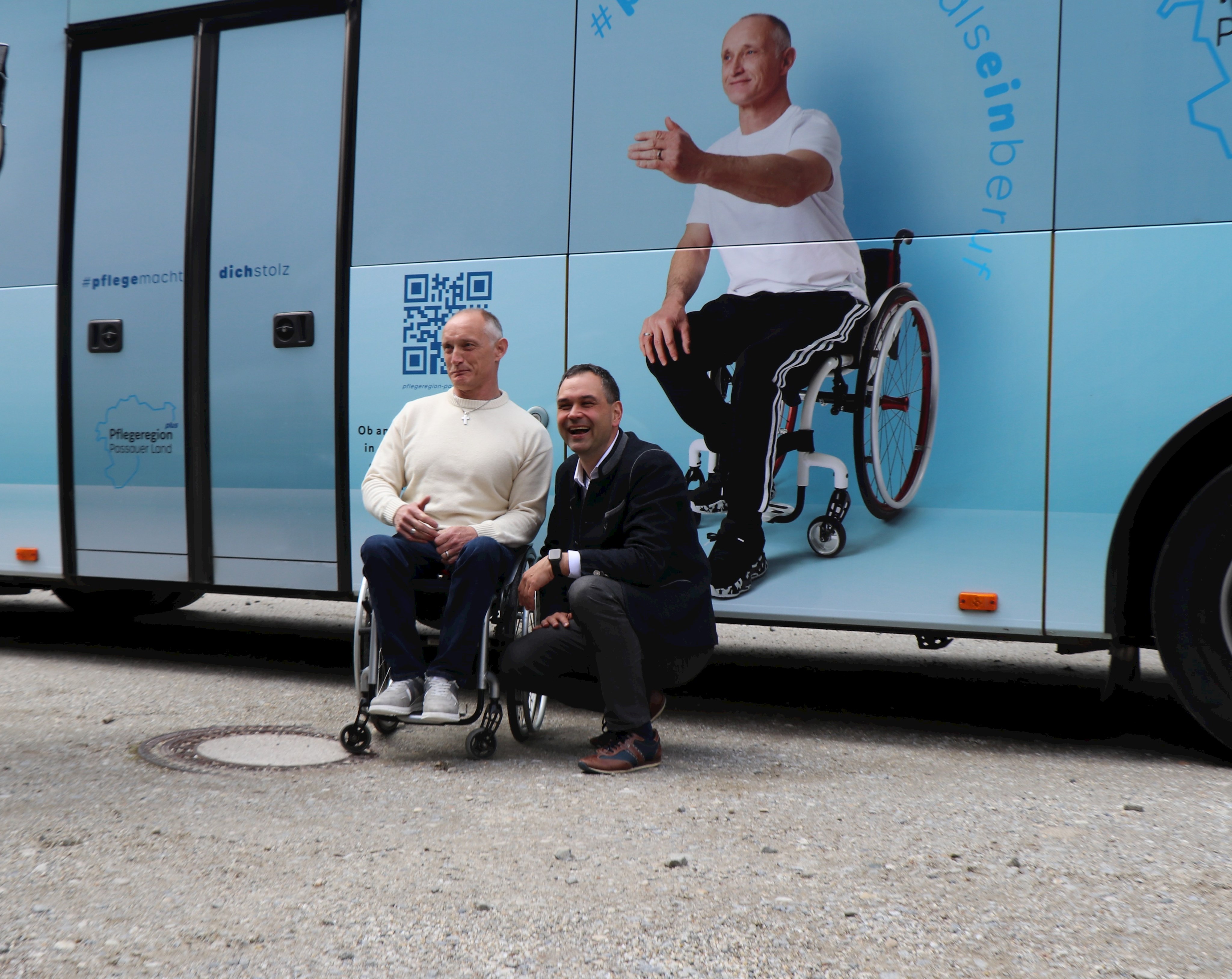 Alfred Hufnagl  zusammen mit Landrat Raimund Kneidinger vor seinem Bild auf dem Pflegebus.