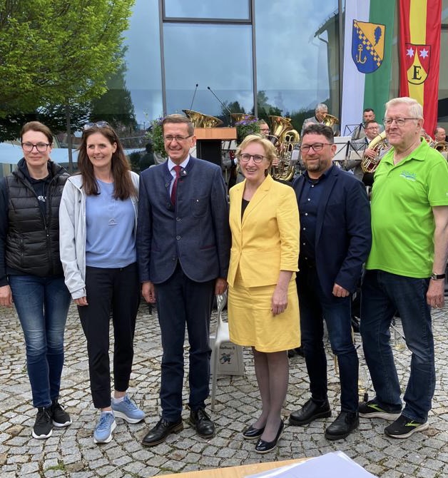 Grenzüberschreitende Freude über neuen Abschnitt des Donauradweges: (v.l.) Tourismusrereferntin des Landkreises Edith Bottler, Petra Riffert (Geschäftsführerin Werbegemeinschaft Donau Oberösterreich), OÖ-Wirtschaftslandesrat Markus Achleitner, stellvertretende Landrätin Roswitha Toso, Thyrnaus Bürgermeister Alexander Sagberger und OÖ-Landtagspräsident a.D. Friedrich Bernhofer