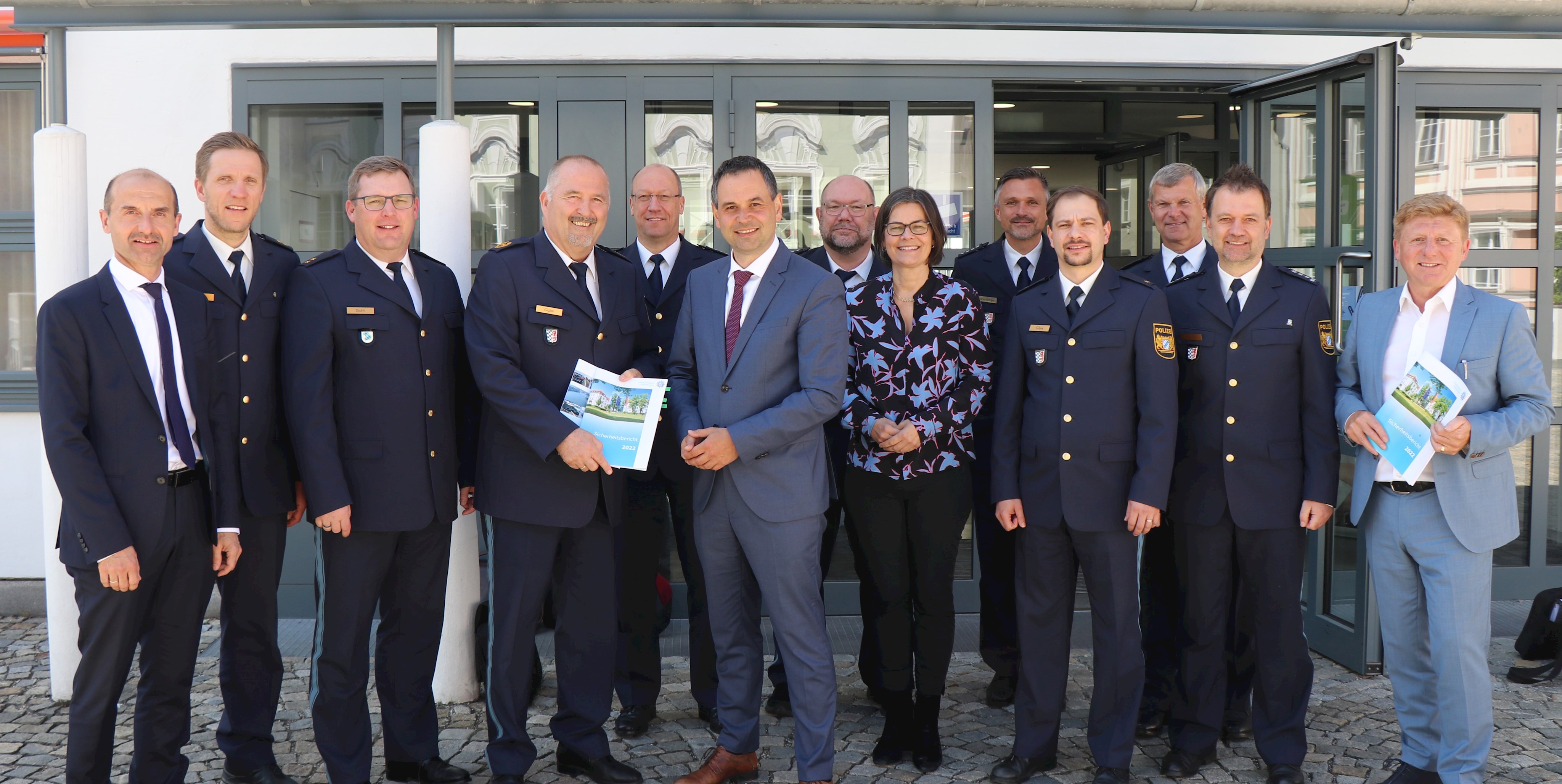 Kriminaldirektor Michael Krickl (v.l.), Polizeioberrat Thomas Ritzer, Polizeioberrat Christian Dichtl, Polizeivizepräsident Manfred Gigler, Erster Polizeihauptkommissar Martin Pöhls, Landrat Raimund Kneidinger, Polizeihauptkommissar Ulrich Rottbauer, Verena Schwarz (Abteilungsleiterin Öffentliche Sicherheit und Ordnung am Landratsamt), Polizeihauptkommissar Thomas Brennberger, Polizeioberrat Christoph Gibis, Erster Polizeihauptkommissar Franz Dadlhuber, Erster Polizeihauptkommissar Wolfgang Maierhofer und Leitender Kriminaldirektor Paul Mader.