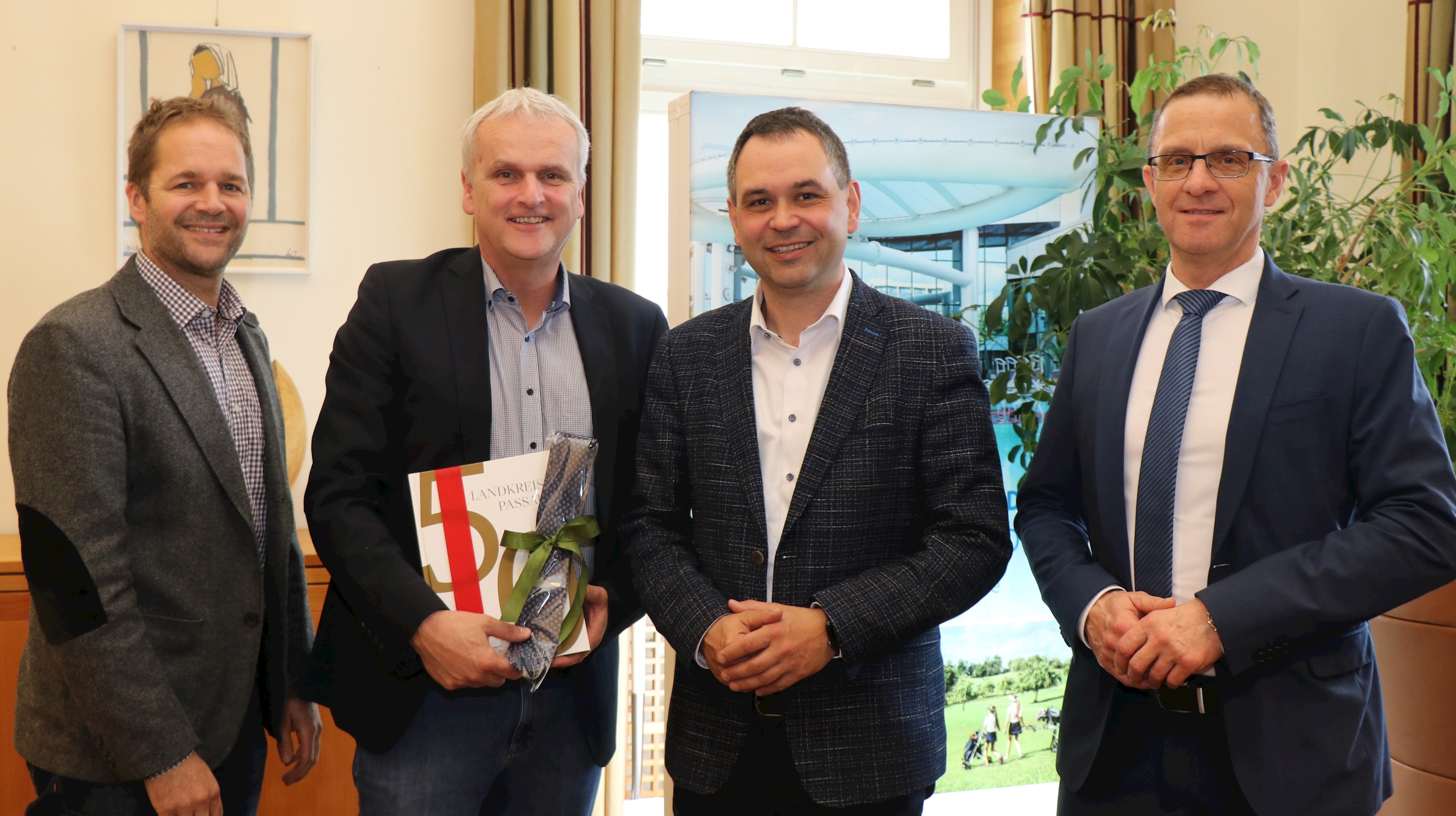 Antrittsbesuch des neuen Schulrats Geerd Budelmann (ab 2.v.l.) bei Landrat Raimund Kneidinger zusammen mit Leitendem Regierungsdirektor Armin Diewald und Schulamtsleiter Klaus Sterner (l.).