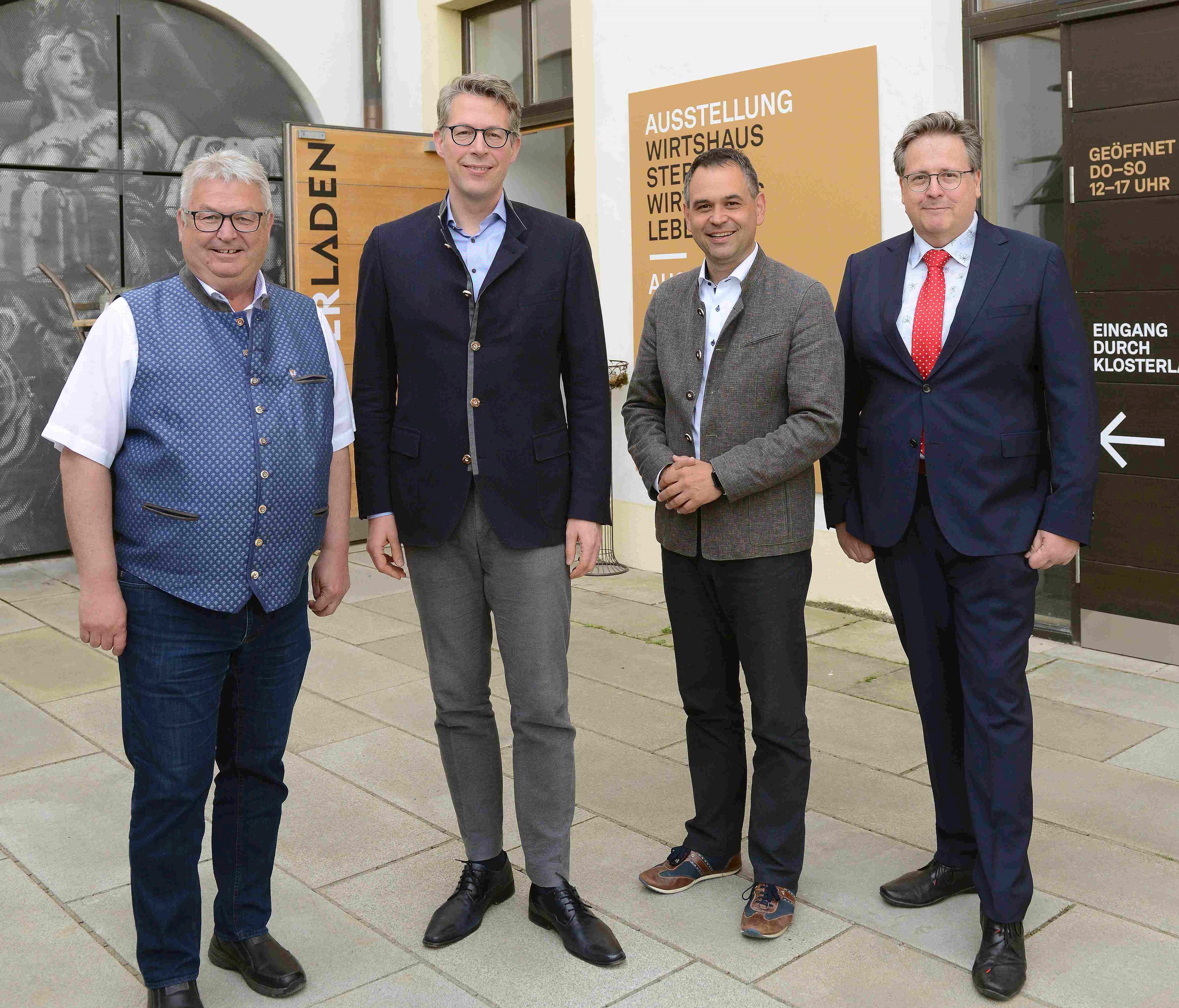 Harald Mayrhofer, Bürgermeister Aldersbach, Staatsminister Markus Blume, Raimund Kneidinger, Landrat des Landkreises Passau und Dr. Richard Loibl, Direktor des Hauses der Bayerischen Geschichte vor der Eröffnung der Wirtshaus-Ausstellung