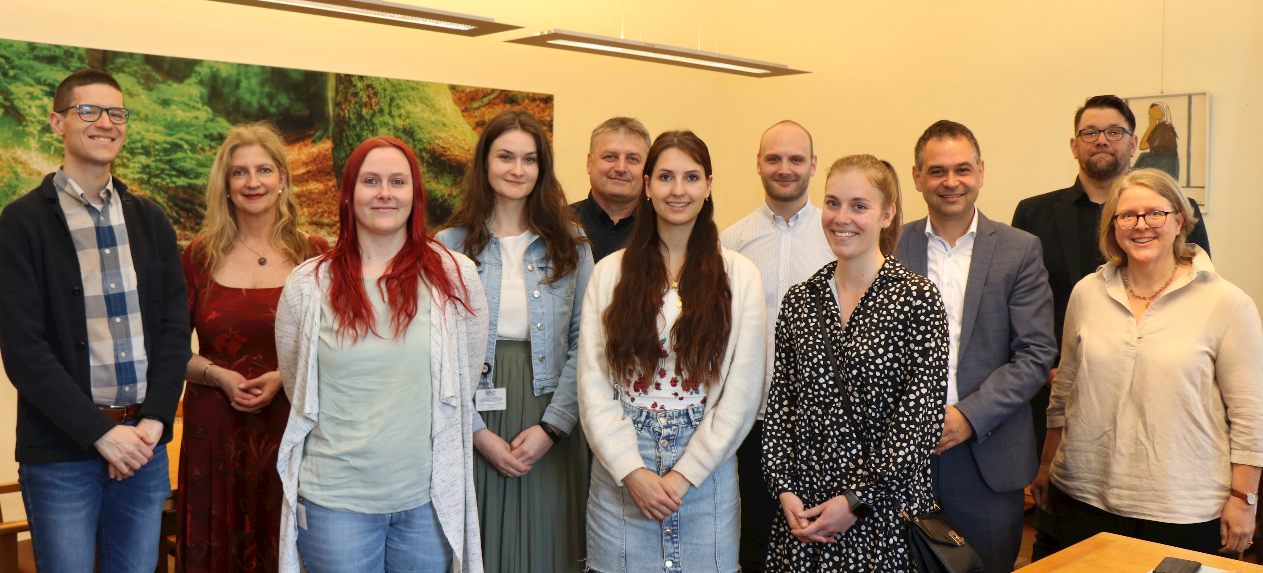 Melanie Martens (vorne v.r.), Cindy Oberneder, Sarah Eibl und Natalie Glasmann starten mit dem Beschäftigtenlehrgang I. Landrat Raimund Kneidinger (3.v.r.) hat ihnen dazu viel Erfolg gewünscht. Unterstützt werden die Lehrgangsteilnehmer von Brigitte Bremböck (hinten v.r., Leiterin Personalverwaltung), Andreas Buettner (Abteilungsleiter soziale und kommunale Angelegenheiten), Sebastian Holler (Bauverwaltung), Arnold Huber (Kreiskämmerer), Margarethe Resch-Fürst (Ausbildungsleiterin), und Markus Graml (Sozialverwaltung).