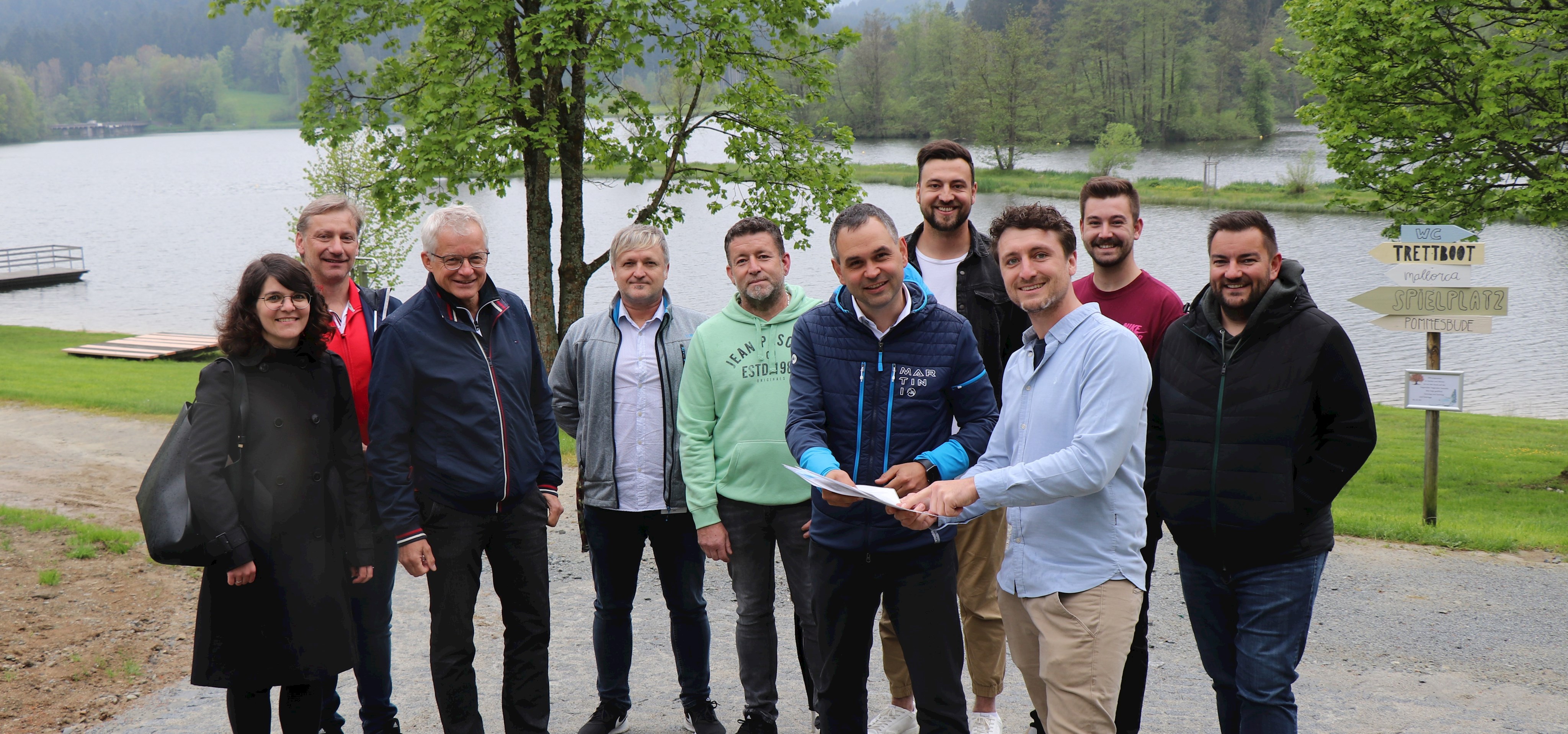 Über Top-Wasserwerte des Rannasees freuen sich Claudia Ruderer-Wieland (v.l., Abteilungsleiterin Gebäudemanagement), Karl-Heinz Lifka (Gebäudemanagement), Wegscheids Bürgermeister Christian Escherich, Werner Kinateder (Gebäudemanagement), Josef Kern (Landkreis-Bauhof), Landrat Raimund Kneidinger mit dem Pächterteam Paul Hattinger, Andreas Meisinger, Lukas Kramler und Stefan Falkner