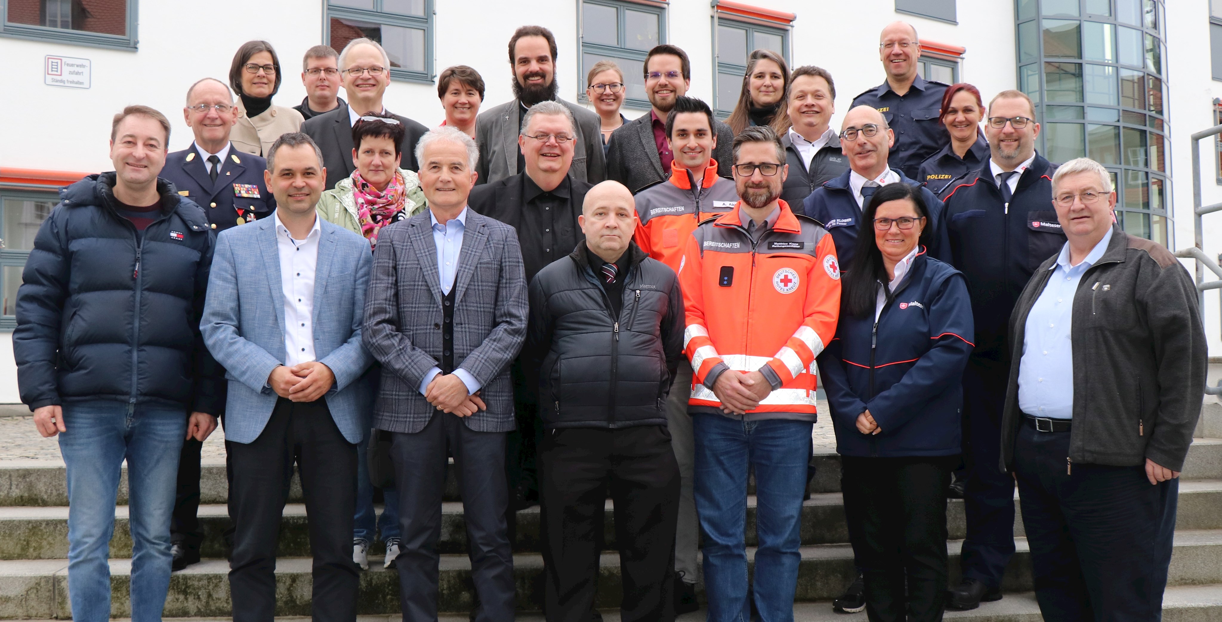 Die Mitglieder der Arbeitsgemeinschaft mit Landrat Raimund Kneidinger (vorne 2.v.l.) und der Sprecherin Judith Egger vom Malteser Hilfsdienst (vorne 2.v.r.) und stellvertretendem Sprecher Prof. Dr. Matthias Kranz vom BRK (3.v.r.).