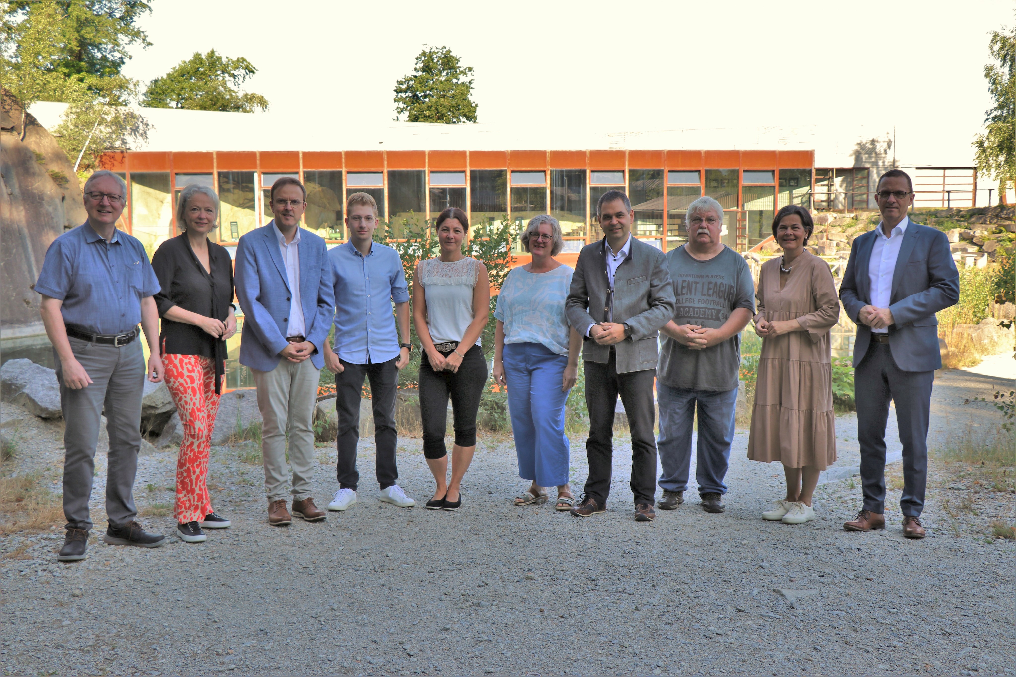 Gemeinsam für das Granitzentrum in Hauzenberg: v.r. Armin Diewald, Verena Schwarz, Reinhard Baumgartner (Kulturreferat/Kreisarchäologie) Landrat Raimund Kneidinger, Elke Sobetzko-Preis und Sibylle Diry-Falkner (beide Tourismusbüro Stadt Hauzenberg) Michael Hoffmann (IT-Leiter Stadt Hauzenberg), Alexander Höllmüller (Geschäftsleiter Stadt Hauzenberg), Bürgermeisterin Gudrun Donaubauer und Einrichtungsleiter Werner Windpassinger (Pressestelle Landratsamt).