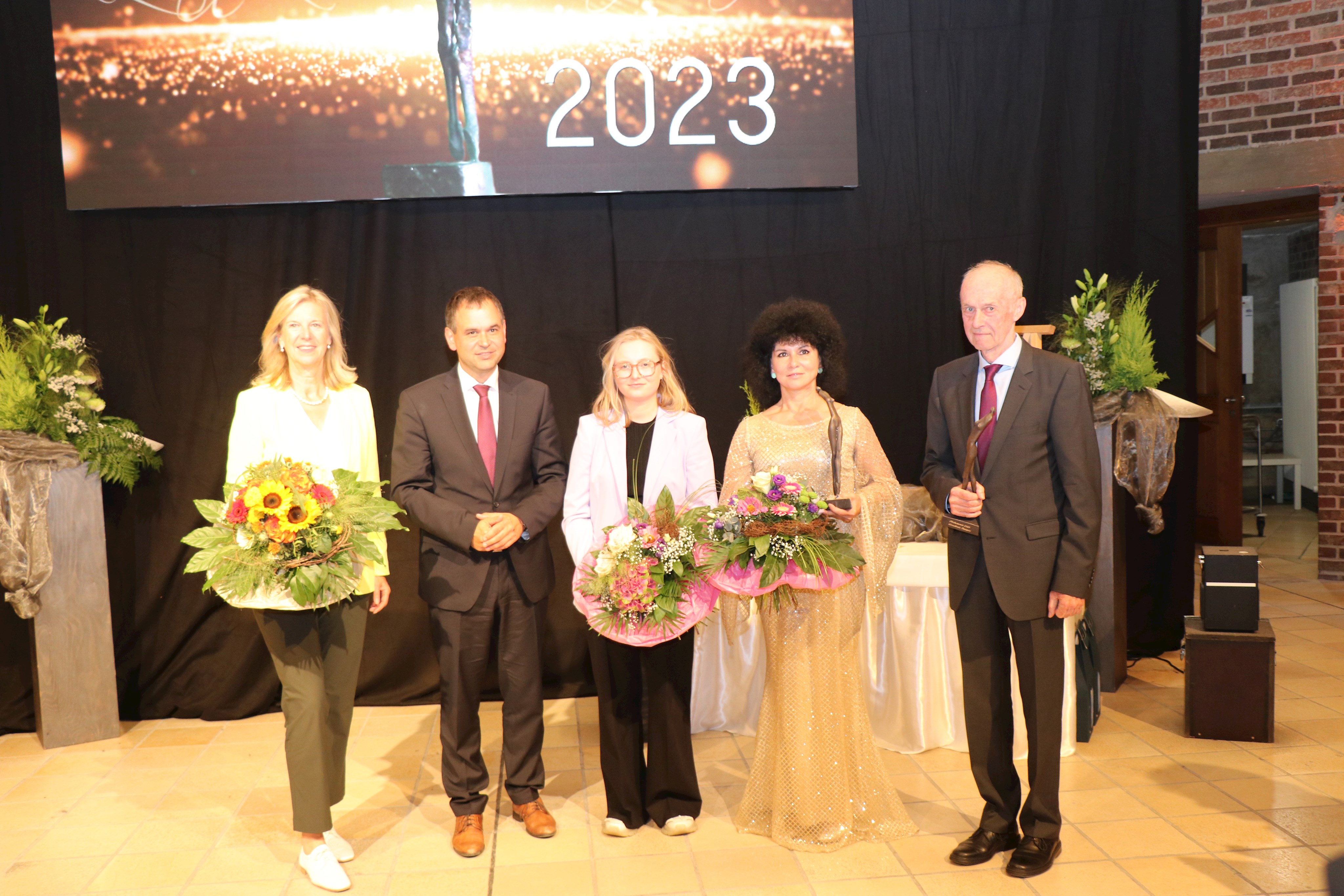 Festrednerin und BR-Intendantin Dr. Katja Wildermuth (v.l.) und Landrat Raimund Kneidinger mit den Preisträgern des Kulturpreises 2023 Gloria Sogl (Nachwuchsförderpreis), Anna Fuhrländer (Kurorchester Bad Füssing, Musik) und Prof. Dr. Johann Bernhard Haversath (Wissenschaft).