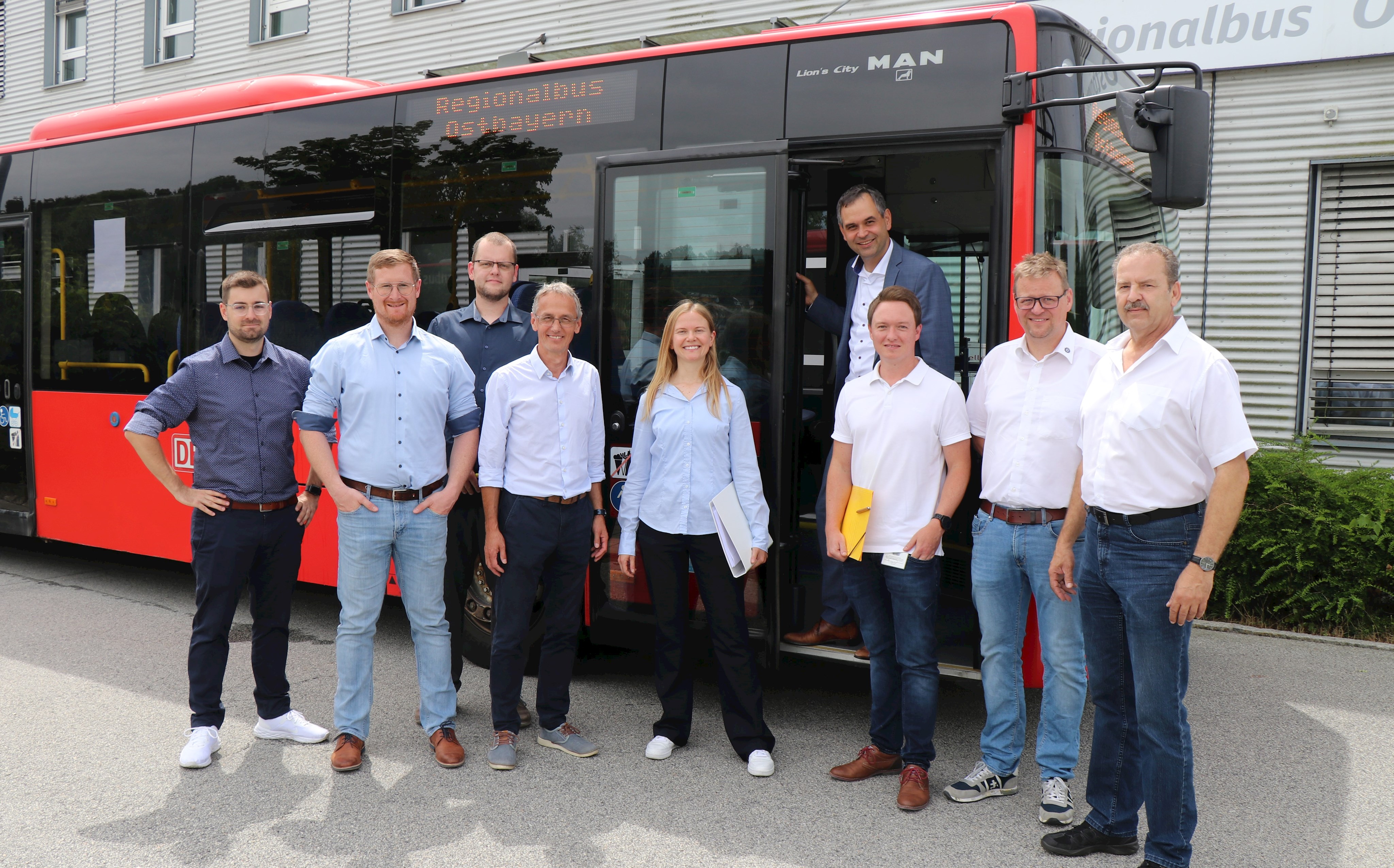 Die Machbarkeitsstudie läuft: Timo Kaiser (v.l., Projektierer GP Joule), Michael Karmainski (RBO-Niederlassungsleiter Marktmanagement Passau), Tino Wünsche (Projektierer GP Joule), Jörg Konrad (RBO-Geschäftsführer), Hanna Full (Projektleiterin GP Joule), Landrat Raimund Kneidinger, Maximilian Sommer (Fachbereichsleiter ÖPNV am Landratsamt), Verkehrsunternehmer Harald Eichberger und Josef Maierhofer, RBO-Niederlassungsleiter Produktion Passau hier noch vor einem Diesel-Bus. Bald sind aber auch bei der RBO die ersten Elektrobusse auf den Linien im Passauer Land unterwegs.