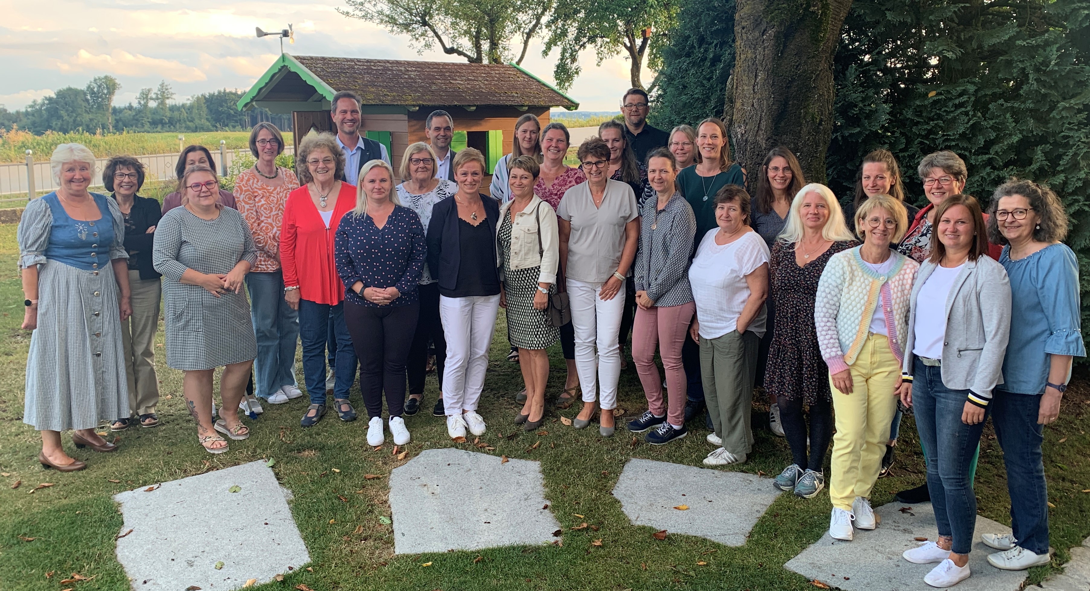 Die Kindertagespflegepersonen aus dem Landkreis Passau mit dem Team des Kreisjugendamtes und stellvertretendem Jugendamtsleiter Gerald Kristl (hinten v.l.), Landrat Raimund Kneidinger und Abteilungsleiter für kommunale und soziale Angelegenheiten Andreas Buettner.