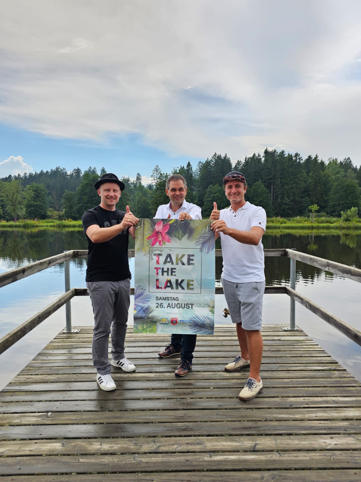 Freuen sich auf die Party am Rannasee: Schirmherr Landrat Raimund Kneidinger (Mitte) mit dem Organisator Andreas Meisinger (rechts) und Josef Schicho, 1. Vorstand der FFW Eidenberg.