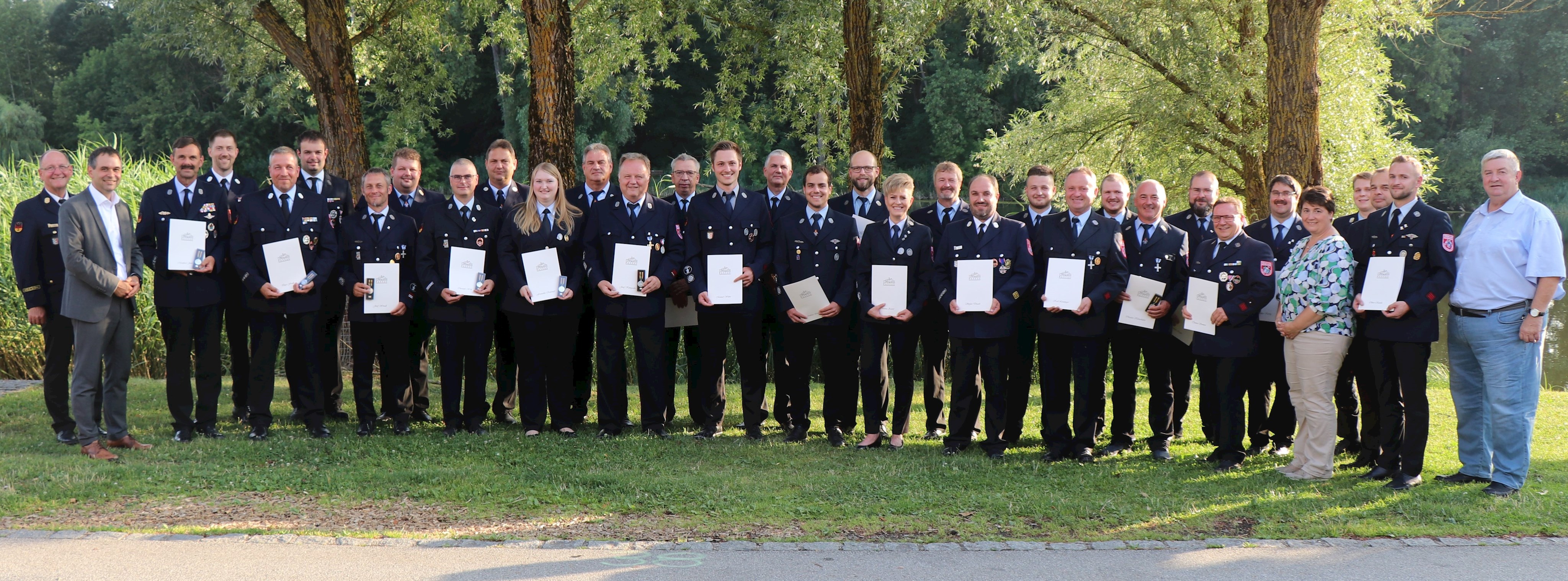 Die Geehrten mit Kreisbrandrat Josef Ascher (v.l.), Landrat Raimund Kneidinger, Kreisbrandinspektor Alois Fischl (r.), Karin Meisl, Sachgebietsleiterin Öffentliche Sicherheit und Ordnung am Landratsamt (5.v.r.) und Vorsitzender des Kreisfeuerwehrverbands Stefan Drasch (13. v.r.).