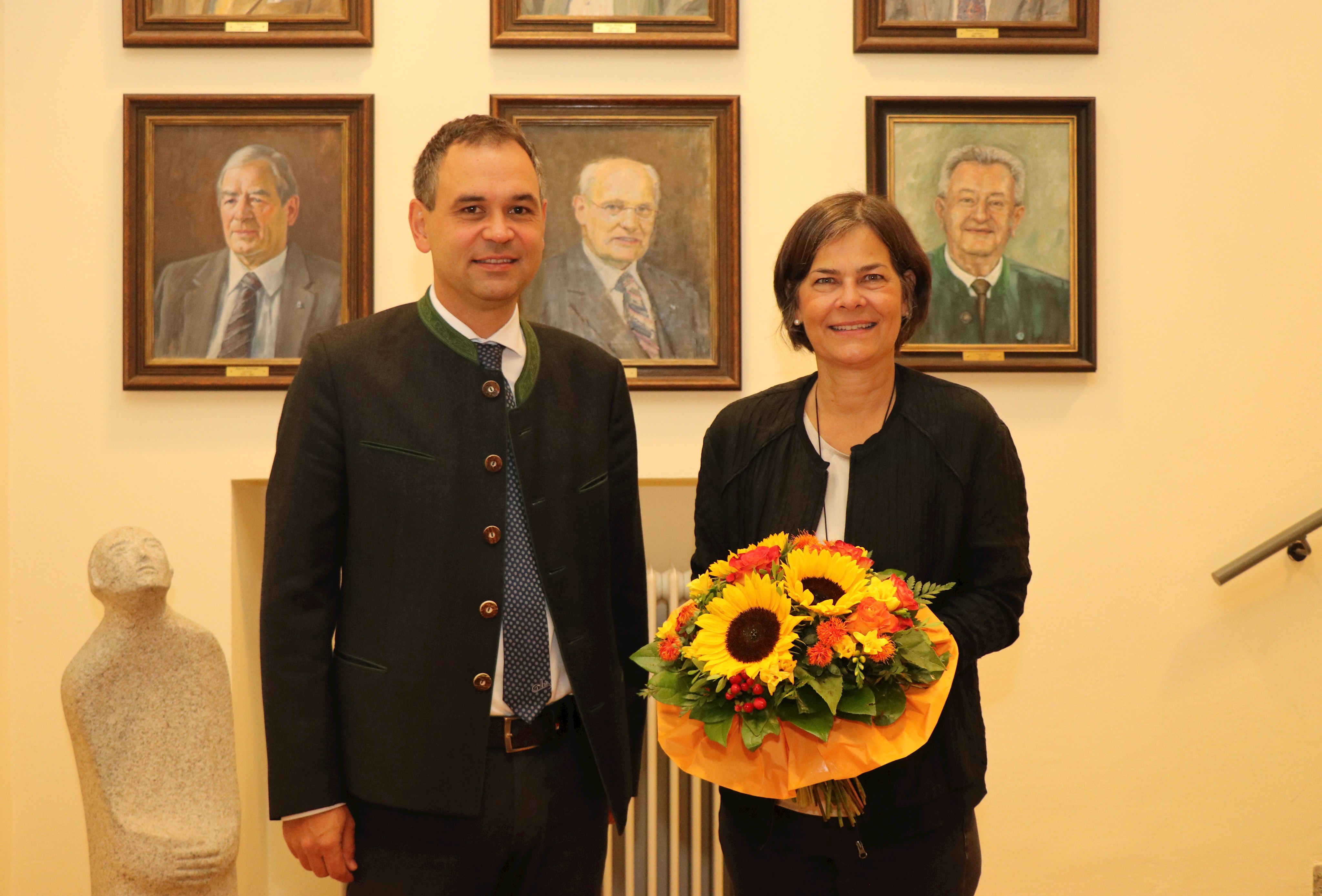 Landrat Raimund Kneidinger begrüßte Verena Schwarz offiziell in ihrer neuen Funktion.