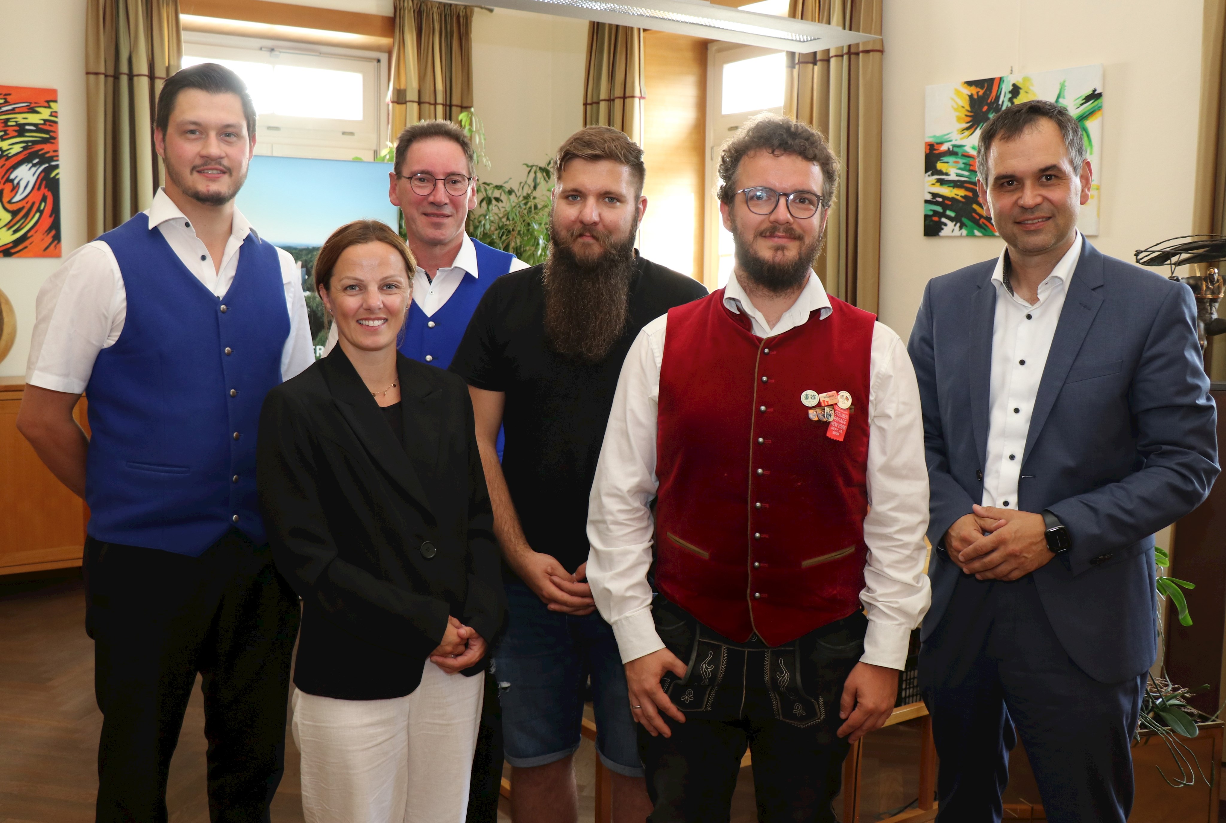 Landrat Raimund Kneidinger (r.) und Martina Kutz (2.v.l.) mit einer Abordnung der beiden ausrichtenden Blaskapellen.