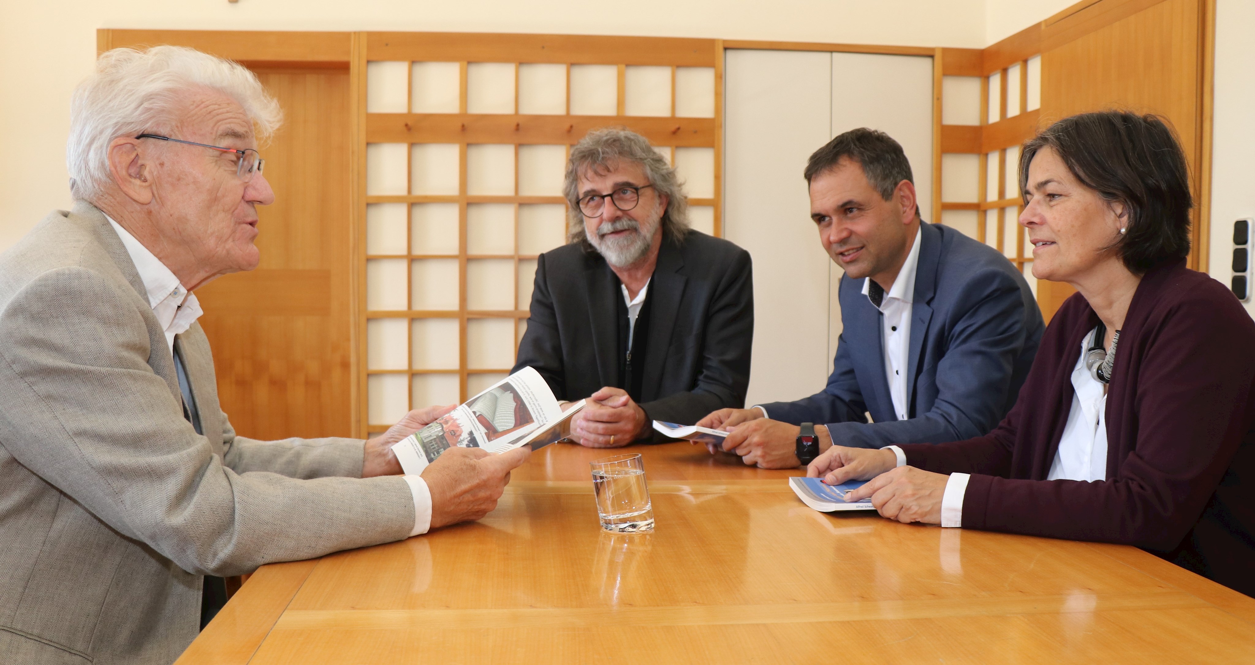 Buchvorstellung: Aufmerksame Zuhörer hatte (v.l.) Autor Alfred Schwarzmaier in Kulturreferent Christian Eberle, Landrat Raimund Kneidinger und Abteilungsleiterin Verena Schwarz