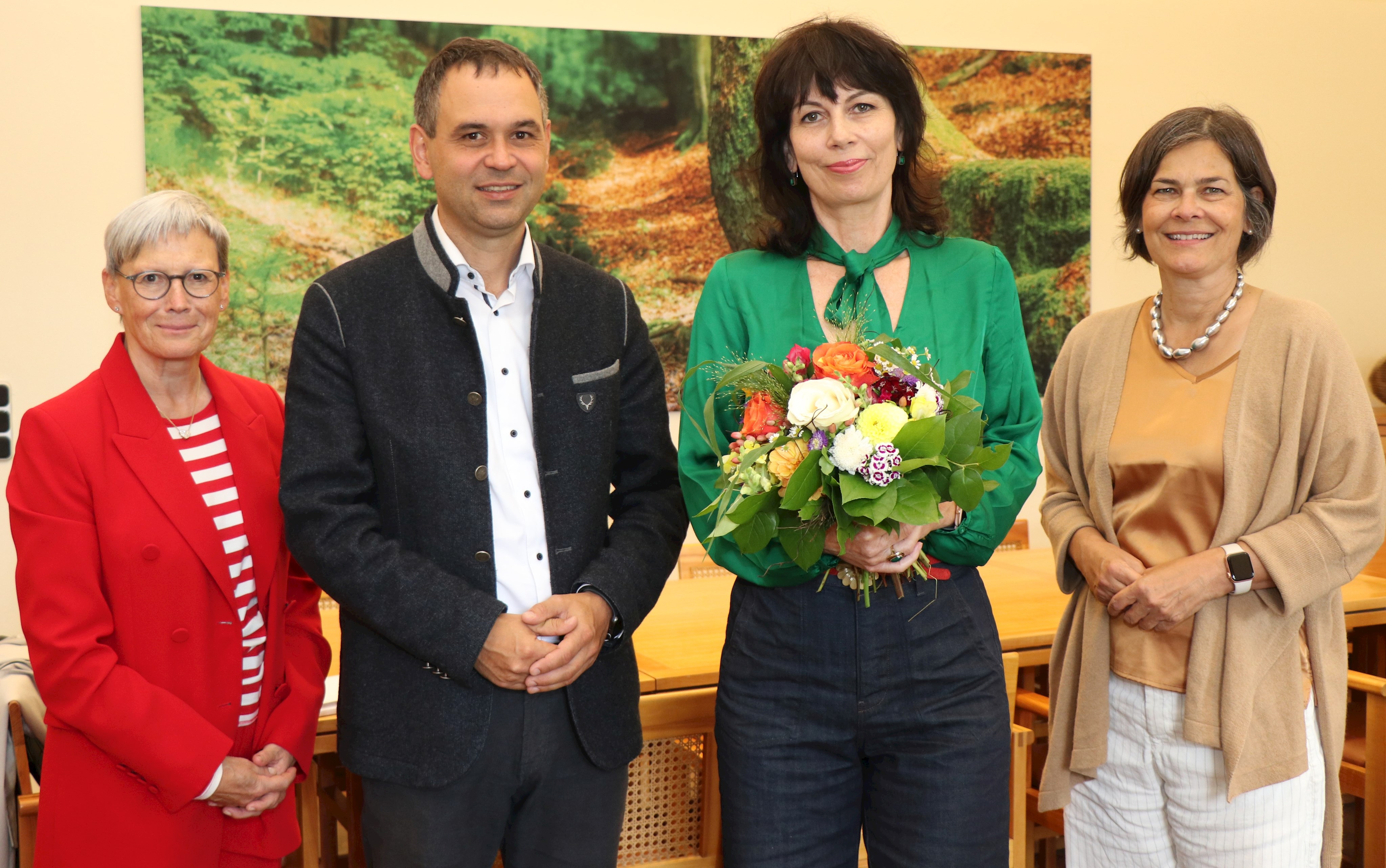 Neu vereidigt: Landrat Raimund Kneidinger (2.v.r) hat im Beisein von Büroleiterin Brigit Bachl (l.) und Regierungsdirektorin Verena Schwarz (r.) der neuen Kreisrätin Susanne Brandhuber den Eid abgenommen.