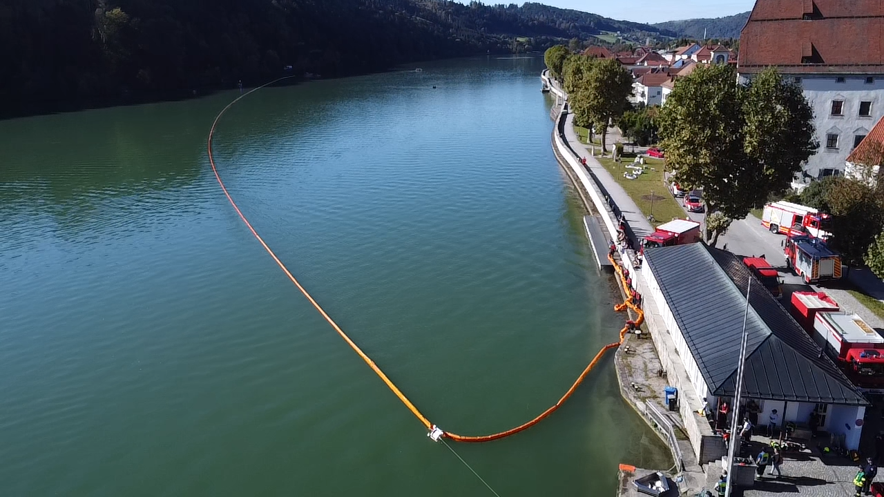 Über 500 Meter lang war die Ölsperre, die die Einsatzkräfte aus dem Landkreis Passau und dem benachbarten Österreich über die Donau gezogen haben.