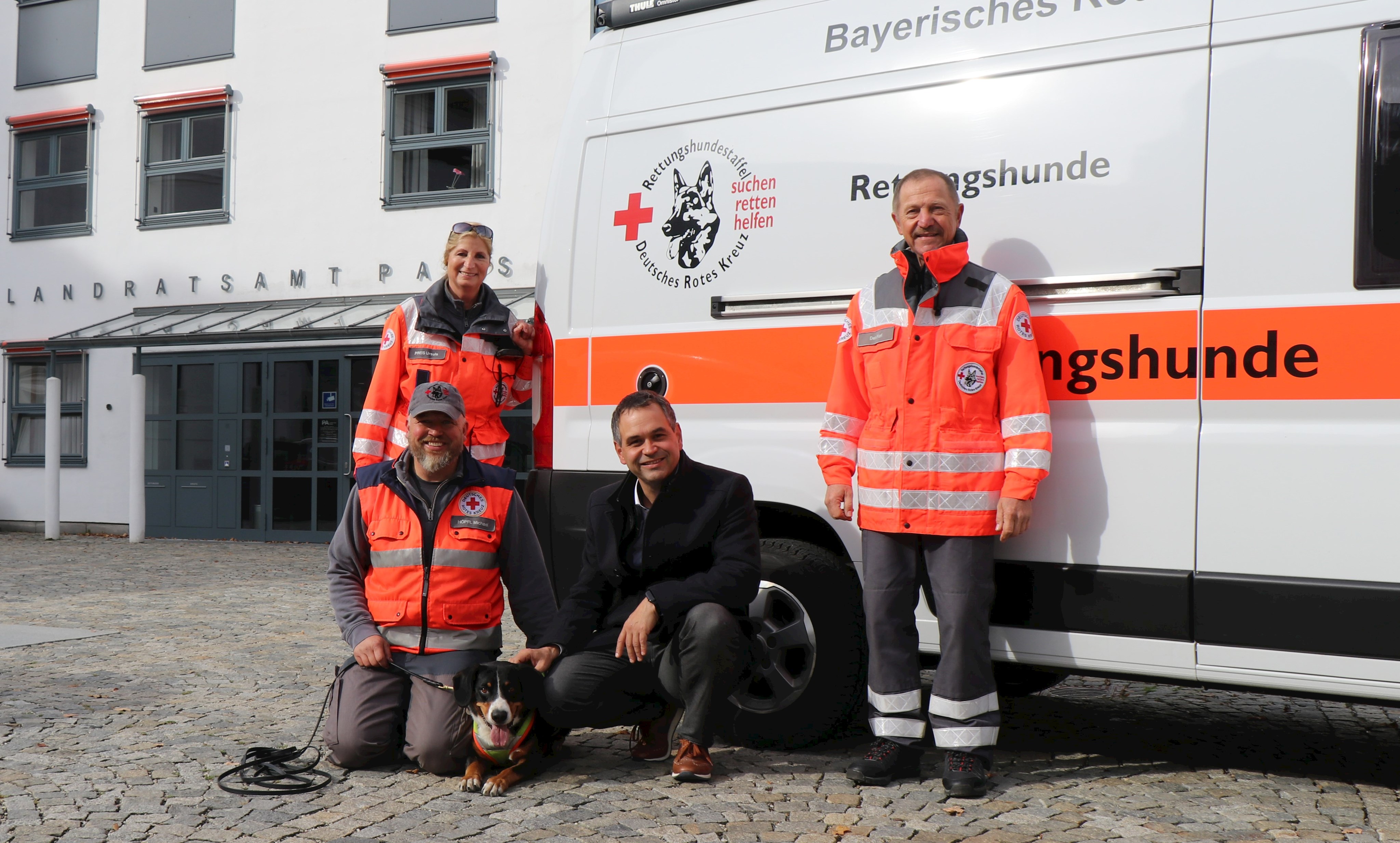 Person gefunden, Übung erfolgreich abgeschlossen. Glückliche Gesichter bei Hundeführer Michael Höplf (vorne v.l.), Landrat Raimund Kneidinger, Staffelleiter Karl Deml und Begleiterin Ursula Preis. Luna brauchte erstmal eine Pause von der anstrengenden Suche.