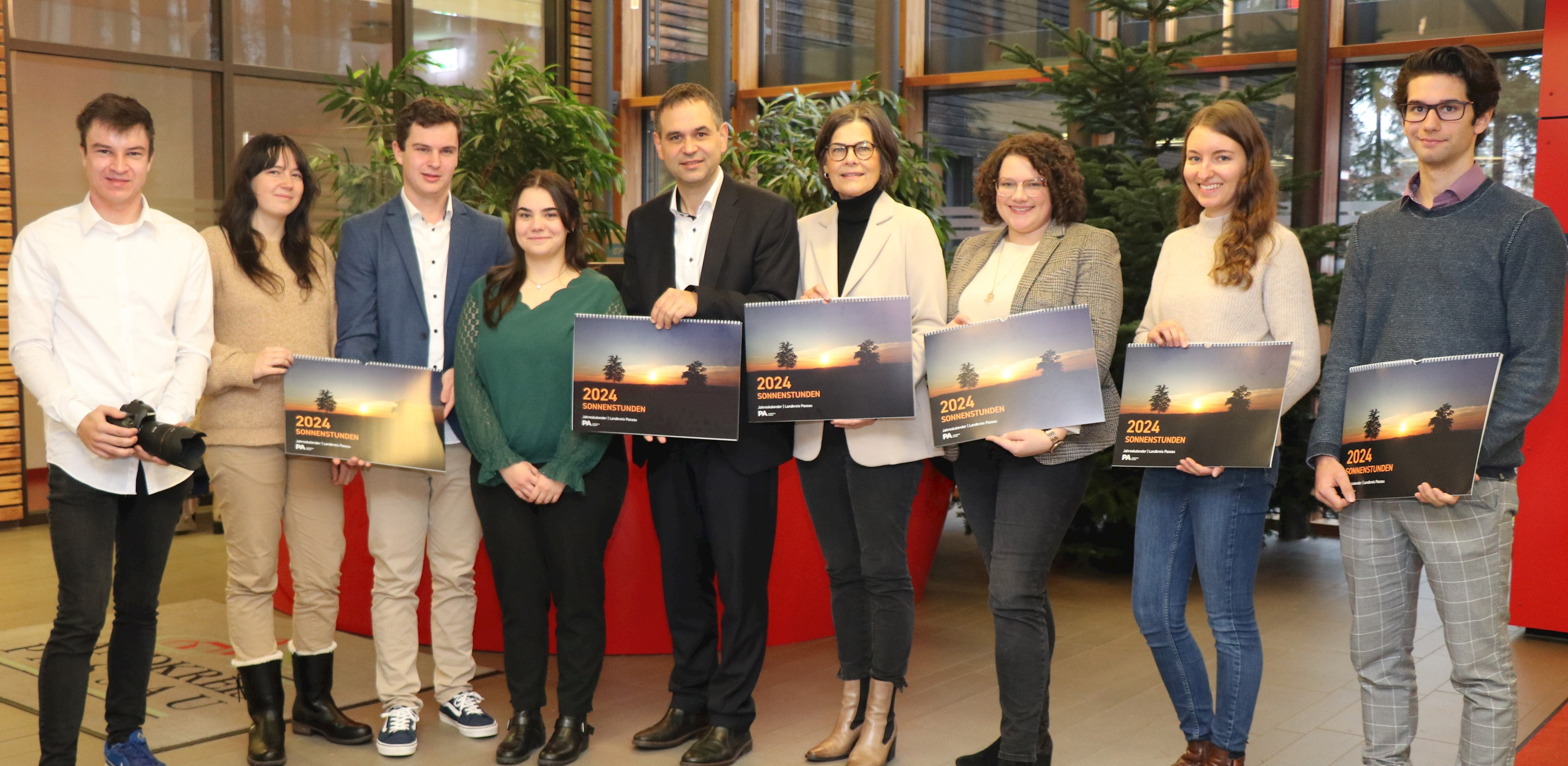 Die Macher vom Verein Fotoprojekt Lichtgestalten e.V. und Verantwortlichen für den neuen Landkreiskalender: Michael Bauer (v.l.), Janina Rebstock, Raphael Bauer, Céline Mertesz, Landrat Raimund Kneidinger, Abteilungsleiterin am Landratsamt Verena Schwarz, stellvertretende Kulturreferentin Julia Bösl-Sachse, Magdalena Oberhuber und Lukas Grimm.