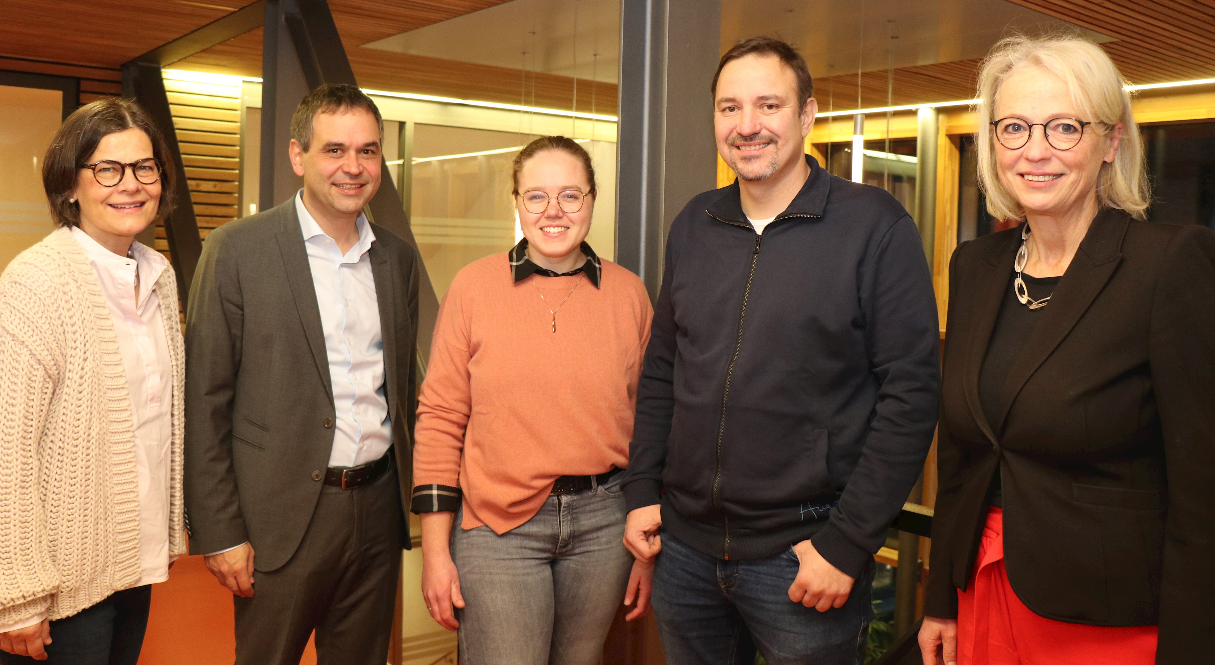 Freuen sich auf die Zusammenarbeit mit der neuen Zentrumsleiterin Klara Windpassinger (Mitte): (v.r.) Bürgermeisterin Gudrun Donaubauer, Fördervereins-Vorsitzender Jürgen Haslbeck, Landrat Raimund Kneidinger und die zuständige Abteilungsleiterin Verena Schwarz.