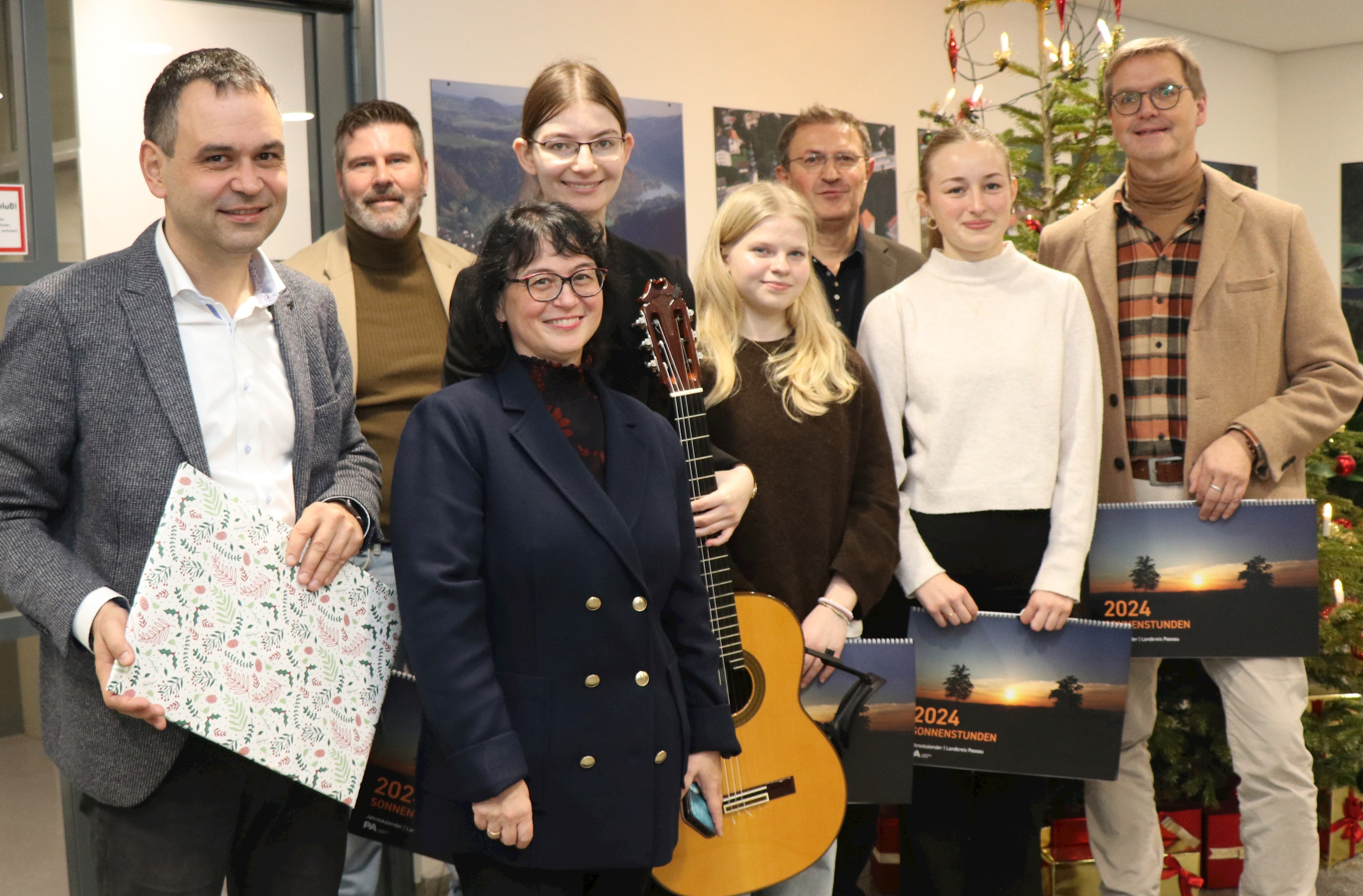 Landrat Raimund Kneidinger (vorne v.l.) freute sich über die musikalischen Weihnachtsgrüße, die Musiklehrerin Brigitte Glas und die Schülerinnen Johanna Keilhofer, Luisa Dilling und Verena Zwicklbauer mit Schulleiter Johannes Fuchs an die Landratsamtsbeschäftigten überbrachten. Stellvertretend bedankten sich Personalratsvorsitzender Rudi Gruber (hinten v.r.) und Leiter der Kreisentwicklung Roland Gruber.