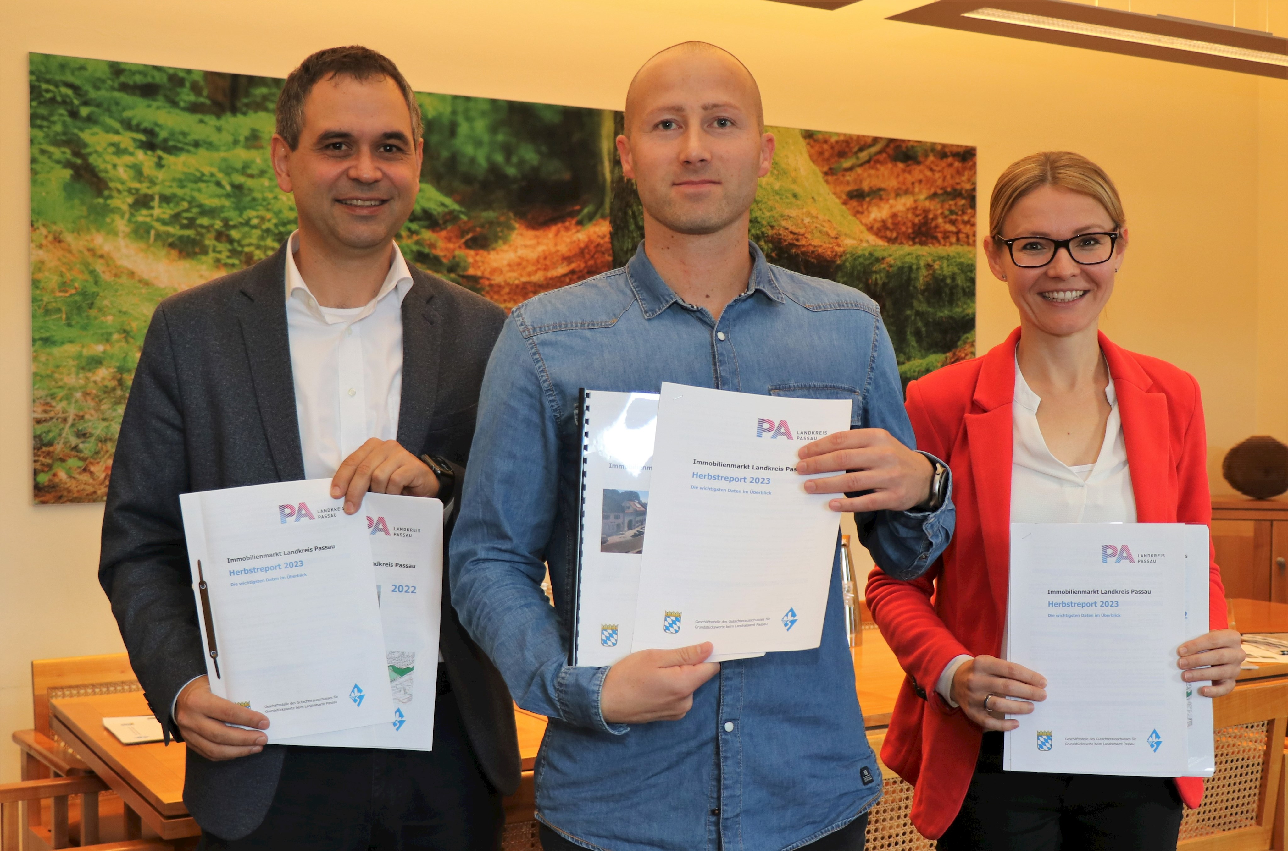 Der Leiter des Gutachterausschusses für den Landkreis Passau, Andreas Dötter (Mitte) zusammen mit der Bauamtsleiterin Petra Harant (r.) und Landrat Raimund Kneidinger bei der Vorstellung des Immobilienmarktberichts 2022 für den Landkreis Passau.