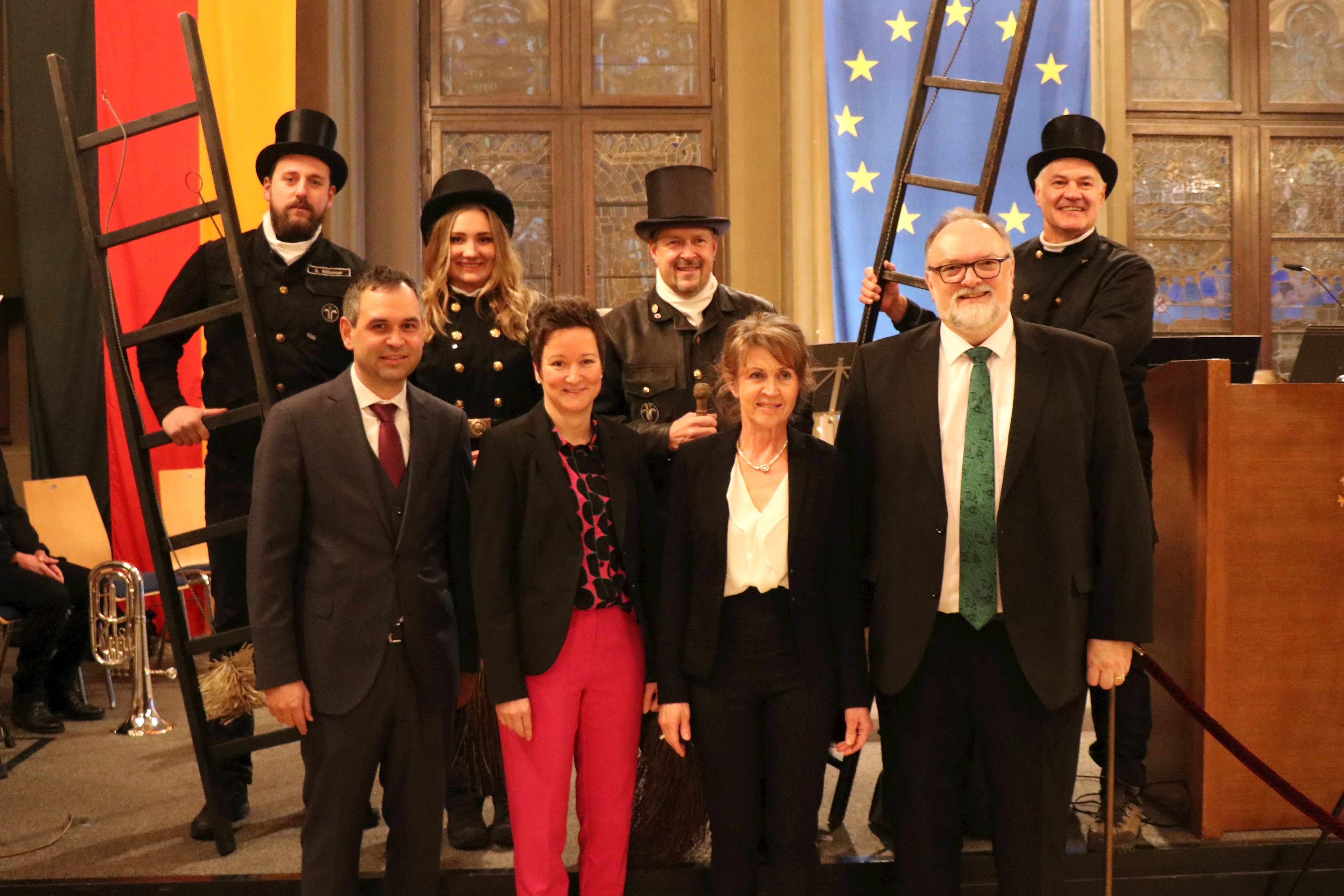 Glück für's neue Jahr: Landrat Raimund Kneidinger (vorne v.l.), Petra Kneidinger, Uschi Dupper und Oberbürgermeister Jürgen Dupper beim traditionellen Kaminkehrerfoto am Neujahrsempfang.