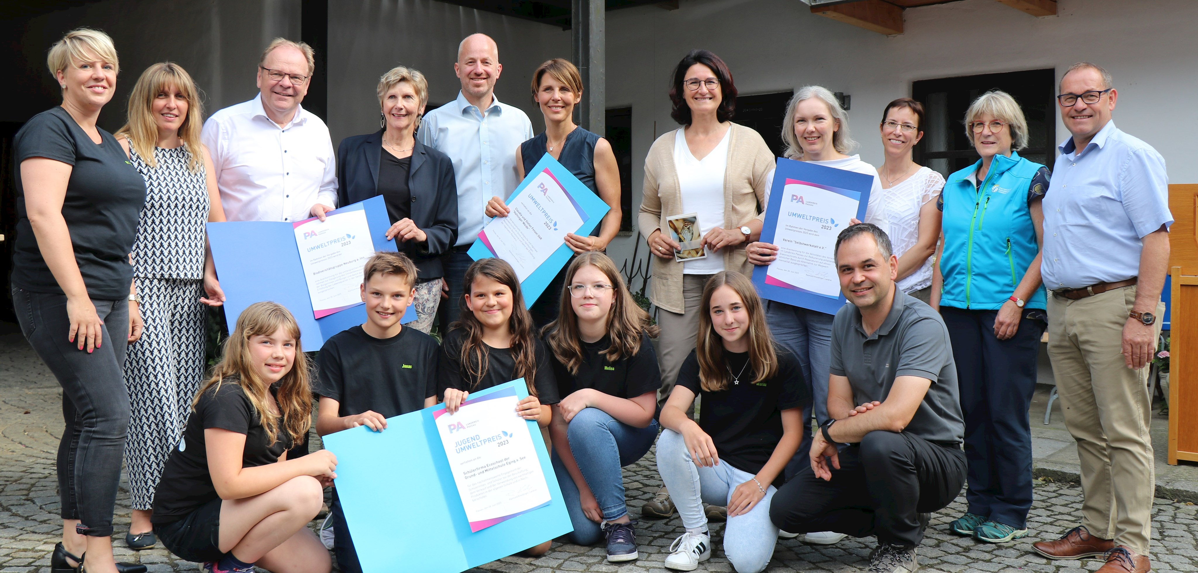 Strahlende Gesichter bei der Umweltpreisverleihung 2023 auf dem Hof von Claudia und Stefan Fenzel in Tiefenbach. Für 2024 läuft aktuell die Bewerbungsfrist. Noch bis 31. Januar können Vorschläge eingereicht werden.