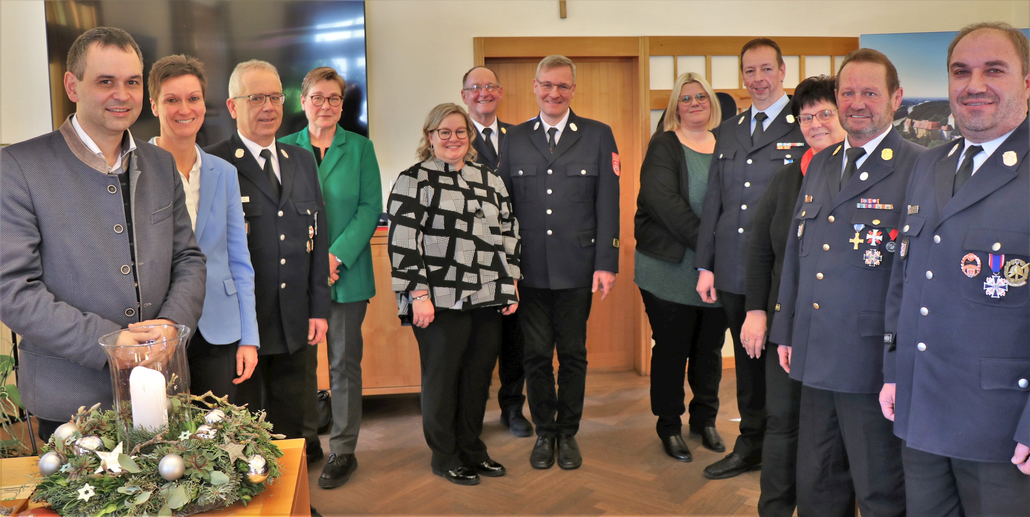 Landrat Raimund Kneidinger (links) mit (v.r.) dem neuen Kreisbrandinspektor Stefan Drasch, Ehren-KBI Johann Walch mit Ehefrau Annemarie, KBM Christian Kirschner mit Ehefrau Kerstin, KBM Johann Schilcher, KBR Josef Ascher, Beate Schilcher, Abteilungsleiterin Karin Sedlmaier, Ehren-KBM Robert Grabler mit Ehefrau Elke.