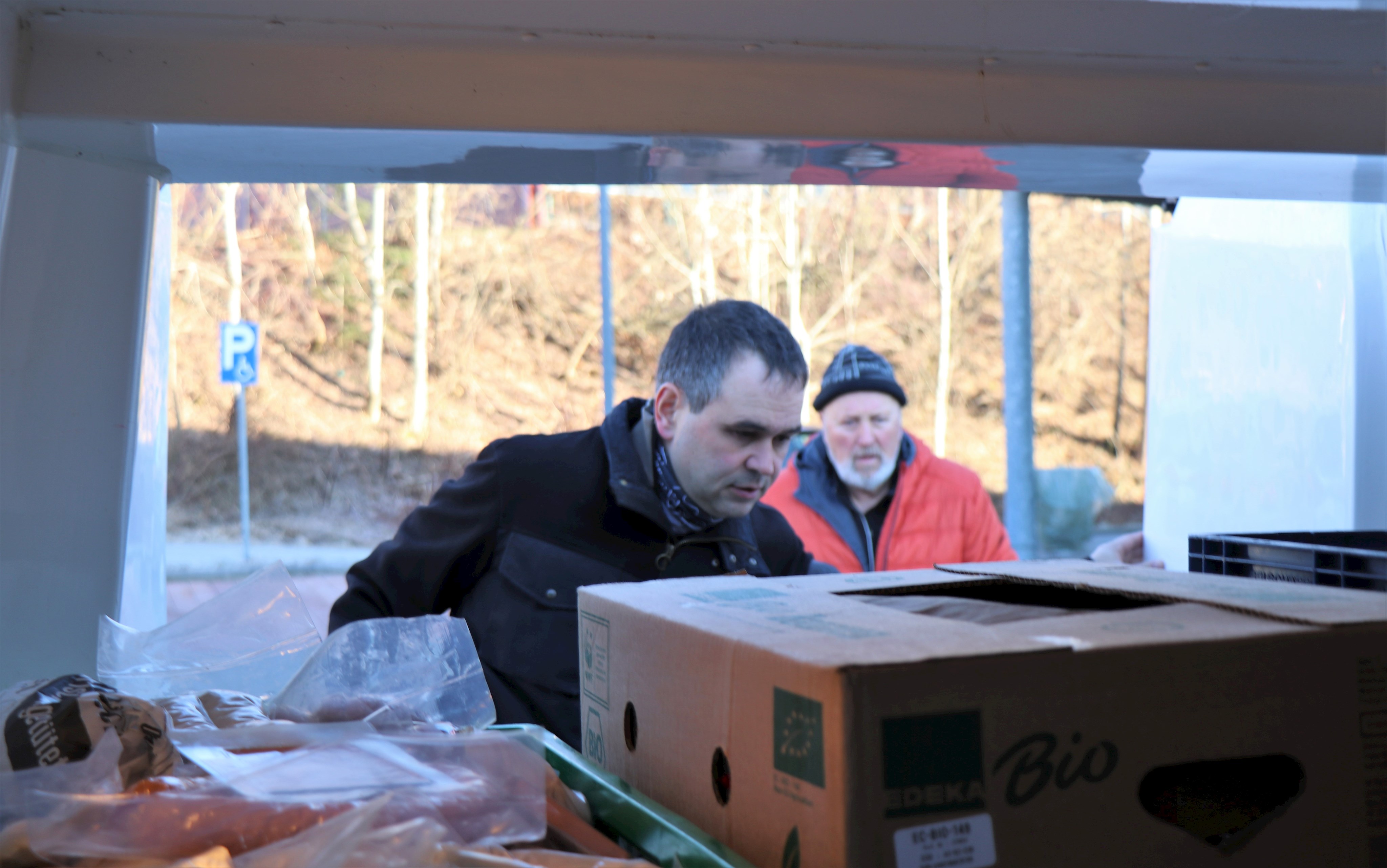 Landrat Raimund Kneidinger (l.) hat Hans Windpassinger von der Hauzenberger Tafel auf seiner Sammeltour begleitet.