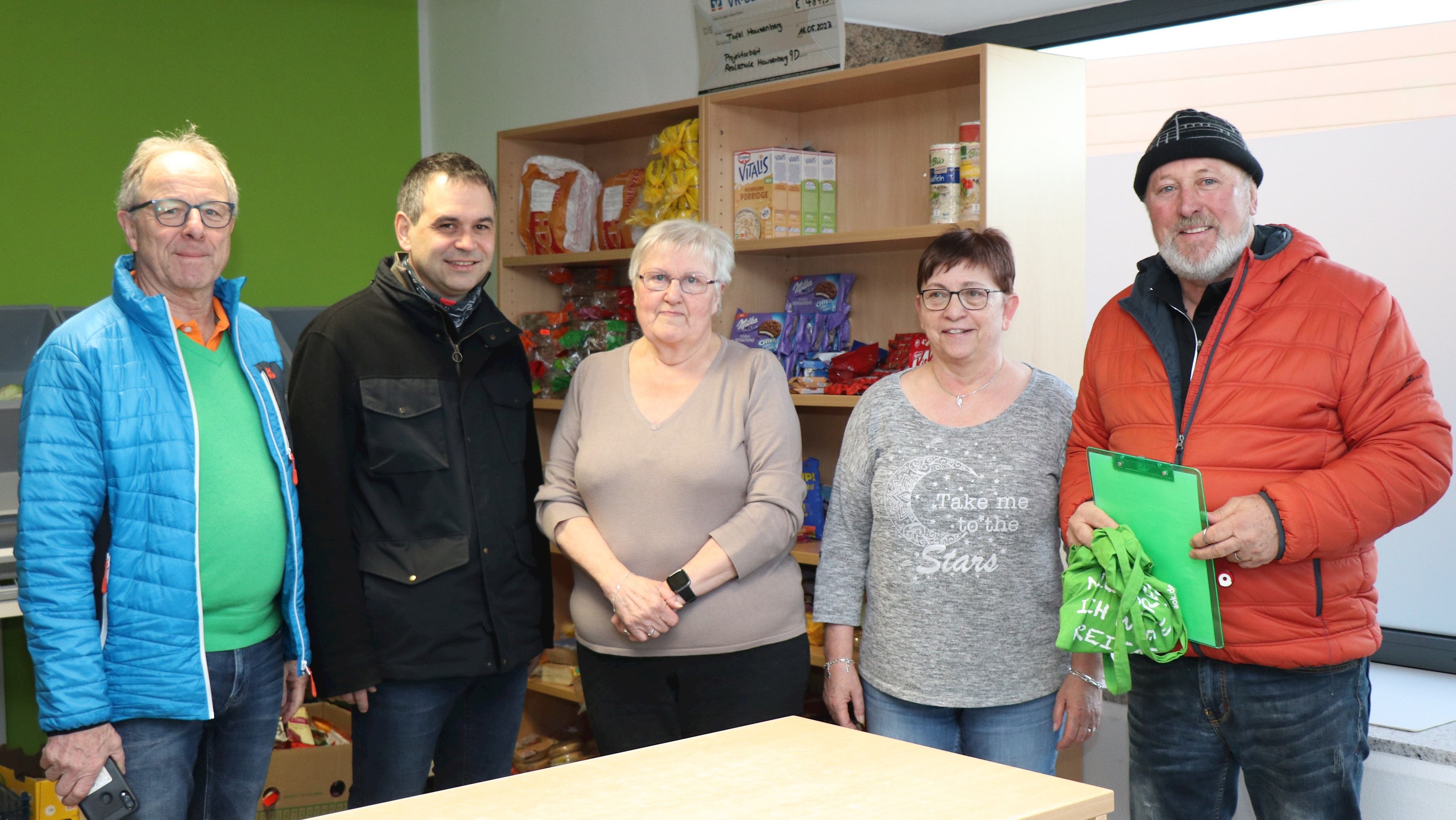 120 Familien versorgt die Hauzenberger Tafel. Das geht nur, weil Josef Fisch (l.) auf die Hilfe von Ehrenamtlichen wie Hans Windpassinger (v.r.), Elisabeth Küblböck und Regina Falkner zählen kann. Landrat Raimund Kneidinger dankte ihnen stellvertretend für das gesamte, über 40-köpfige ehrenamtliche Team.