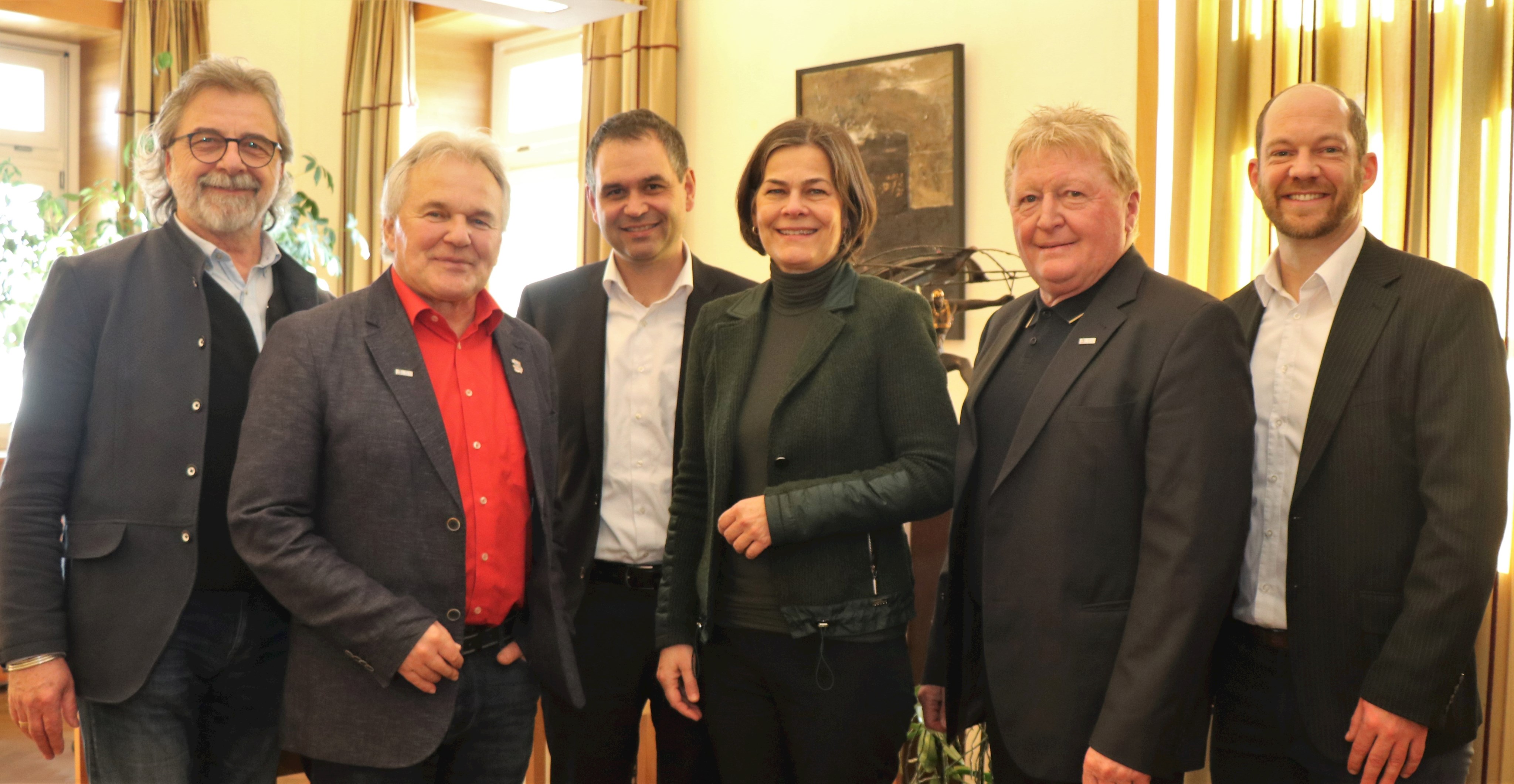 Sportlicher Austausch mit Landrat Raimund Kneidinger (3.v.l.): Kulturreferent Christian Eberle (v.l.), BLSV-Bezirksvorsitzender Otto Baumann, Abteilungsleiterin für Kreisangelegenheiten, Verena Schwarz, BLSV-Kreisvorsitzender Walter Knoller und BLSV-Bezirks-Geschäftsstellenleiter Tobias Riedl.