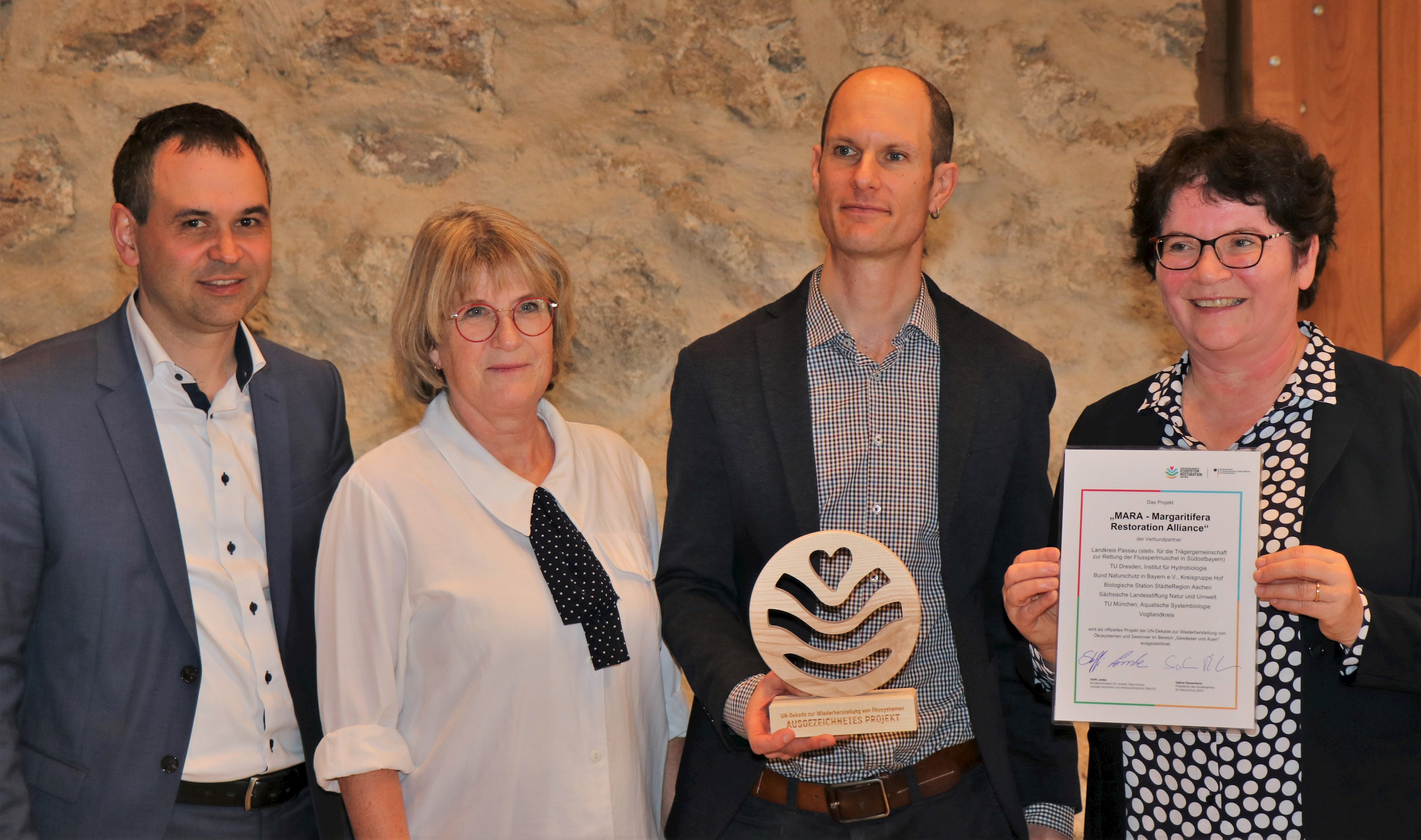 v.r.: BfN-Präsidentin Sabine Riewenherm, Projektmanager Dr. Marco Denic, Christiane Kotz (Leiterin Untere Naturschutzbehörde am Landratsamt Passau) und Landrat Raimund Kneidinger