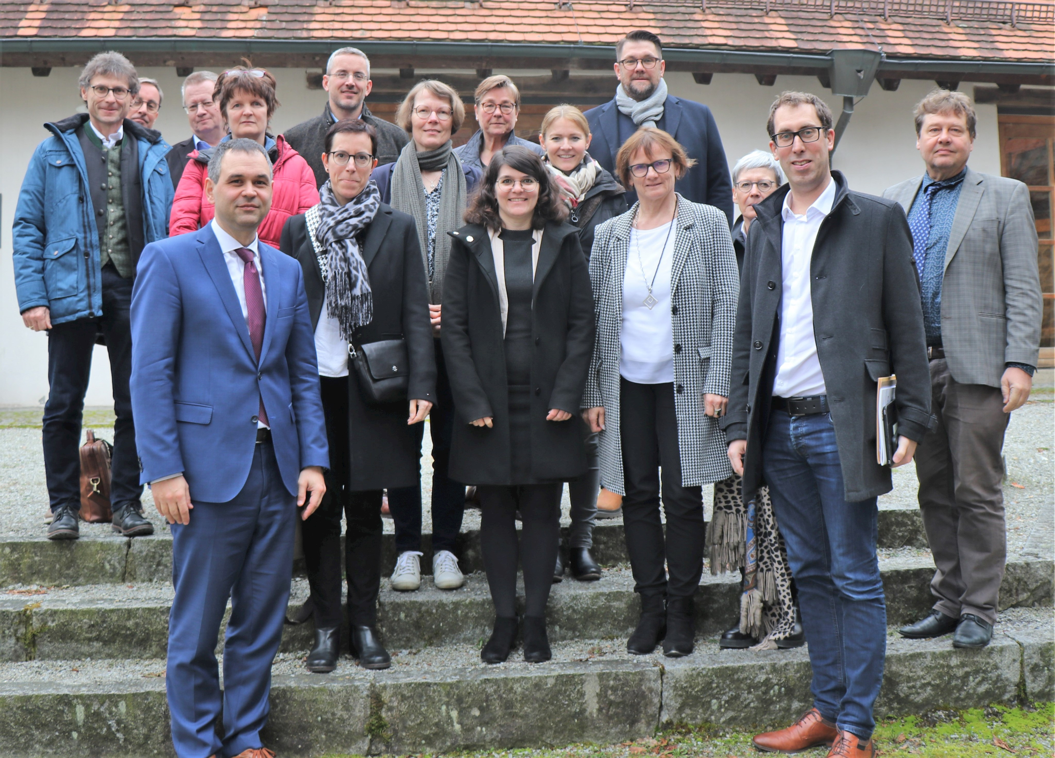 Trafen sich auf Schloss Neuburg: Die Verwaltungsspitzen der Bezirkshauptmannschaft Schärding und des Landratsamtes Passau mit (v.l.) Georg Greil (Abteilungsleiter Soziales Landkreis PA), Joachim Laabmaier (Leiter der Kinder- und Jugendhilfe Schärding), Franz Wiesmaier (Leiter der Aufgabengruppe Soziales Schärding), Landrat Raimund Kneidinger, Sonja Schirz (Amtstierärztin Schärding), Rudolf Auinger (Leiter Forstdienst Schärding/Ried), Susanne Bloch (Abteilungsleiterin Naturschutz PA), Josefine Kaiser-Döring (Abteilungsleiterin Naturschutz PA), Karin Sedlmaier (Abteilungsleiterin Öffentliche Sicherheit PA), Claudia Ruderer-Wieland (Abteilungsleiterin Bau techn. PA), Petra Harant (Abteilungsleiterin Bau rechtl. PA), Andreas Buettner (Abteilungsleiter Zentrale Angelegenheiten PA), Anita Hötzeneder (Amtsleitung Schärding), Birgit Bachl (Leiterin Büro des Landrats), Bezirkshauptmann Dr. Florian Kolmhofer und Wolfgang Holzleitner (Leiter Abt. Sicherheit und Verkehr Schärding)