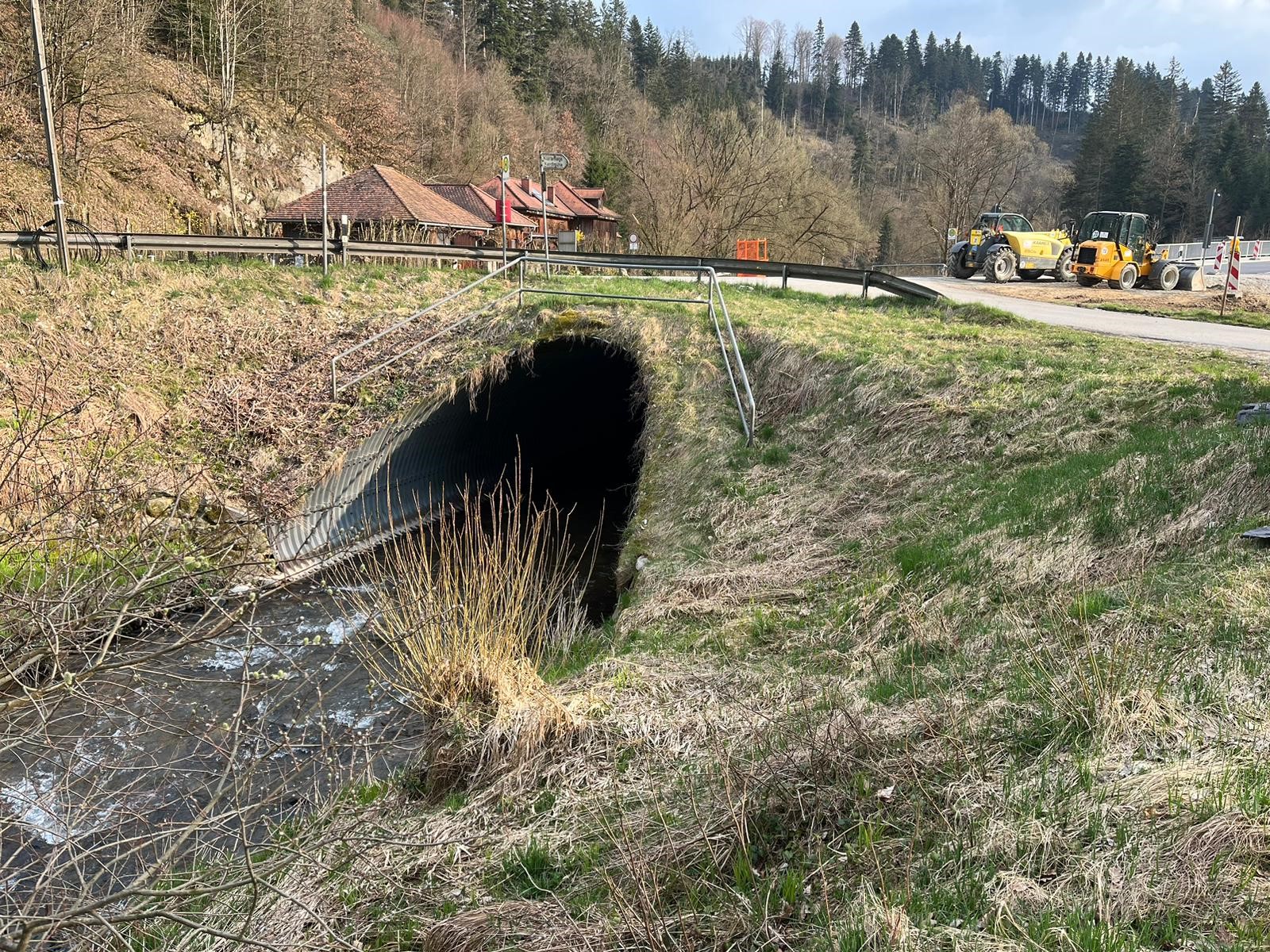 Fast 60 Jahre alt und dem modernen Straßenverkehr nicht mehr gewachsen: Die Wellblechkonstruktion des Staffelbach-Durchlasses in Kaindlmühle.