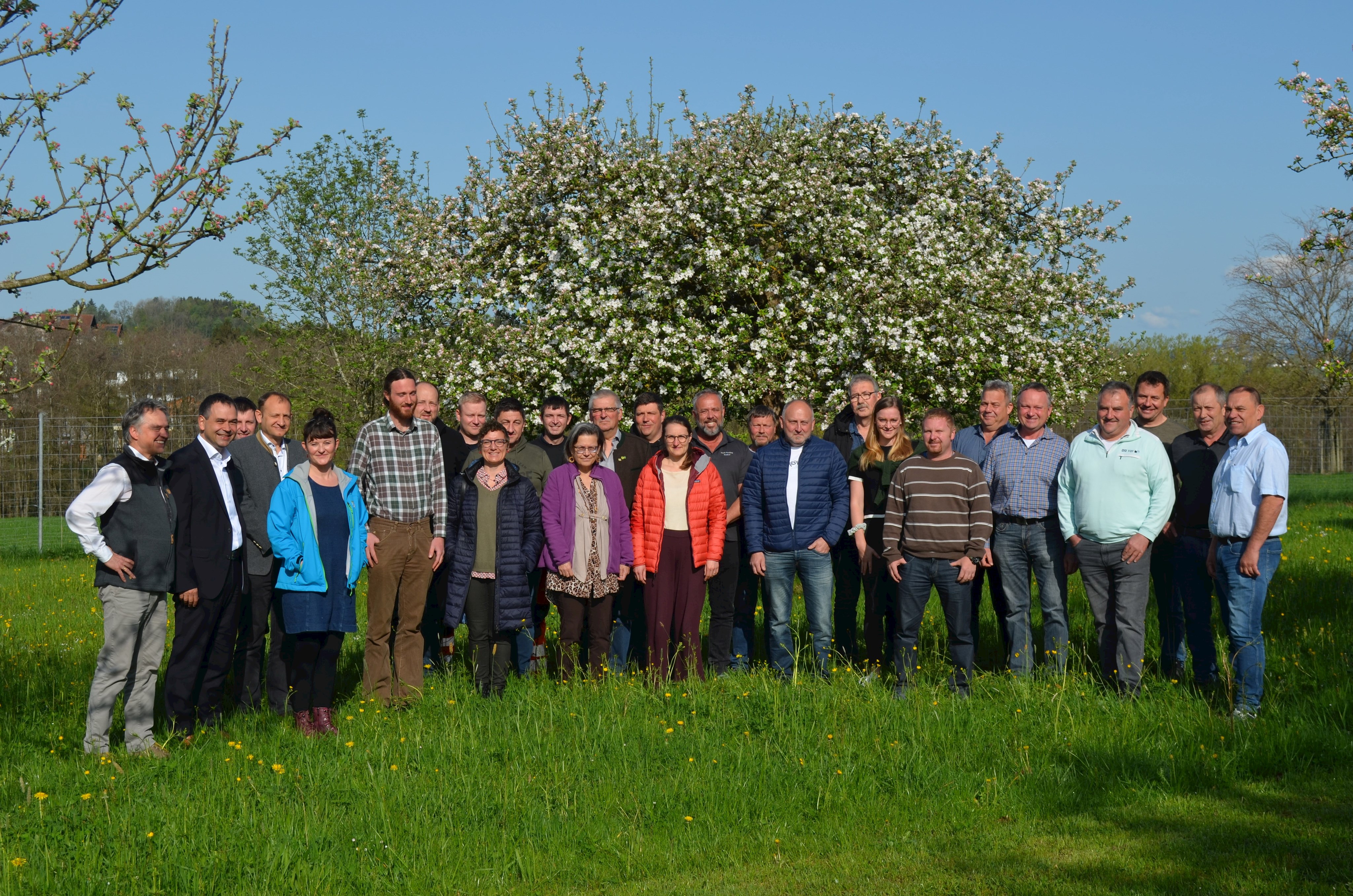 Gelungener Austausch beim Bauhoftreffen mit LPV-Geschäftsführer Franz Elender (vorne v.l.), Landrat Raimund Kneidinger, Fabian Werner (AELF), Maria Liebrecht (UNB Passau), Martin Mall (Biodiversitätsberater), Gundula Hammerl und Ildico Schlicht (Kreisfachberatung für Gartenkultur und Landespflege) und den Mitarbeitern der kommunalen Bauhöfe aus dem Landkreis.