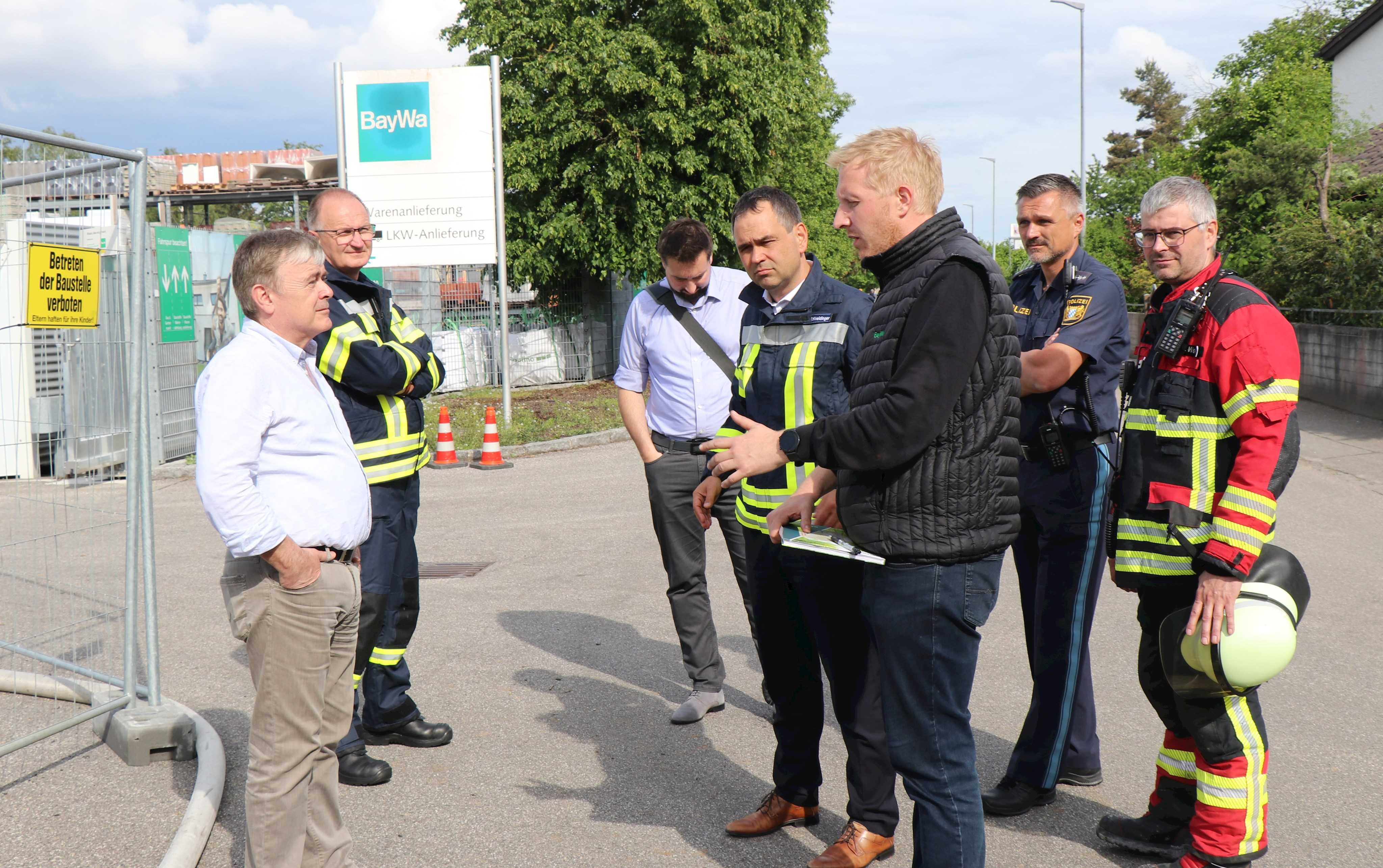 Vor Ort informierte sich Landrat Raimund Kneidinger (Mitte) zusammen mit Jakob Dietrich von der Bauaufsichtsbehörde (2.v.l) über die Situation nach dem Brand bei Bürgermeister Franz Krah (v.l.), Kreisbrandmeister Michael Dörner, Baustoff-Marktleiter Andreas Mittermeier, Polizeihauptkommissar Thomas Brennberger und Pockings Feuerwehrkommandant Christoph Weiss.