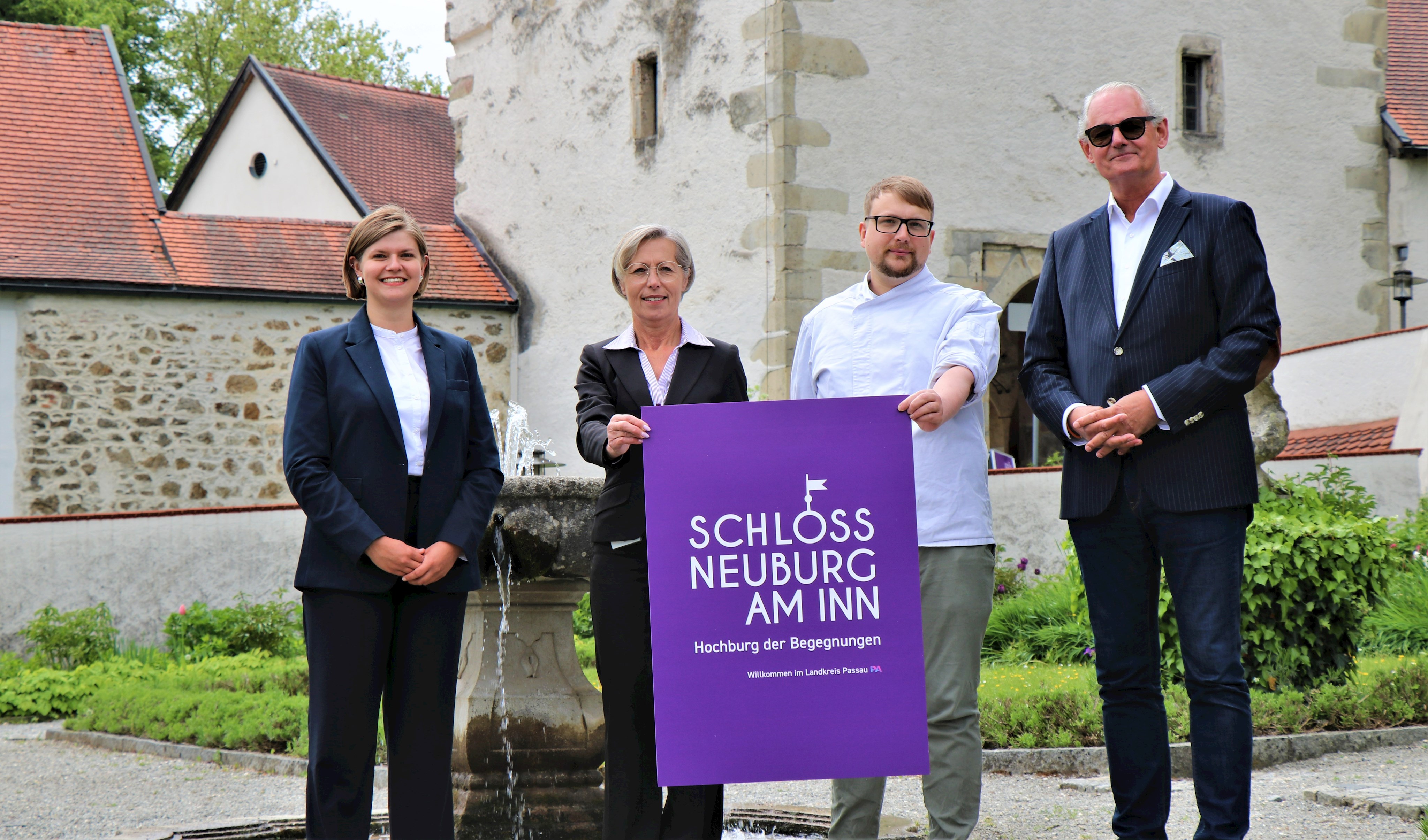Das Team mit Christian Dachs-Stoffel (Zentrumsleiter Schloss Neuburg, v.r.), Tobias Stadelmann (Küchenleiter), Christa Knauer (Veranstaltungsleitung) und Alena Sophie Zweckstetter (Assistentin des Leiters) ist bereit für den Start.