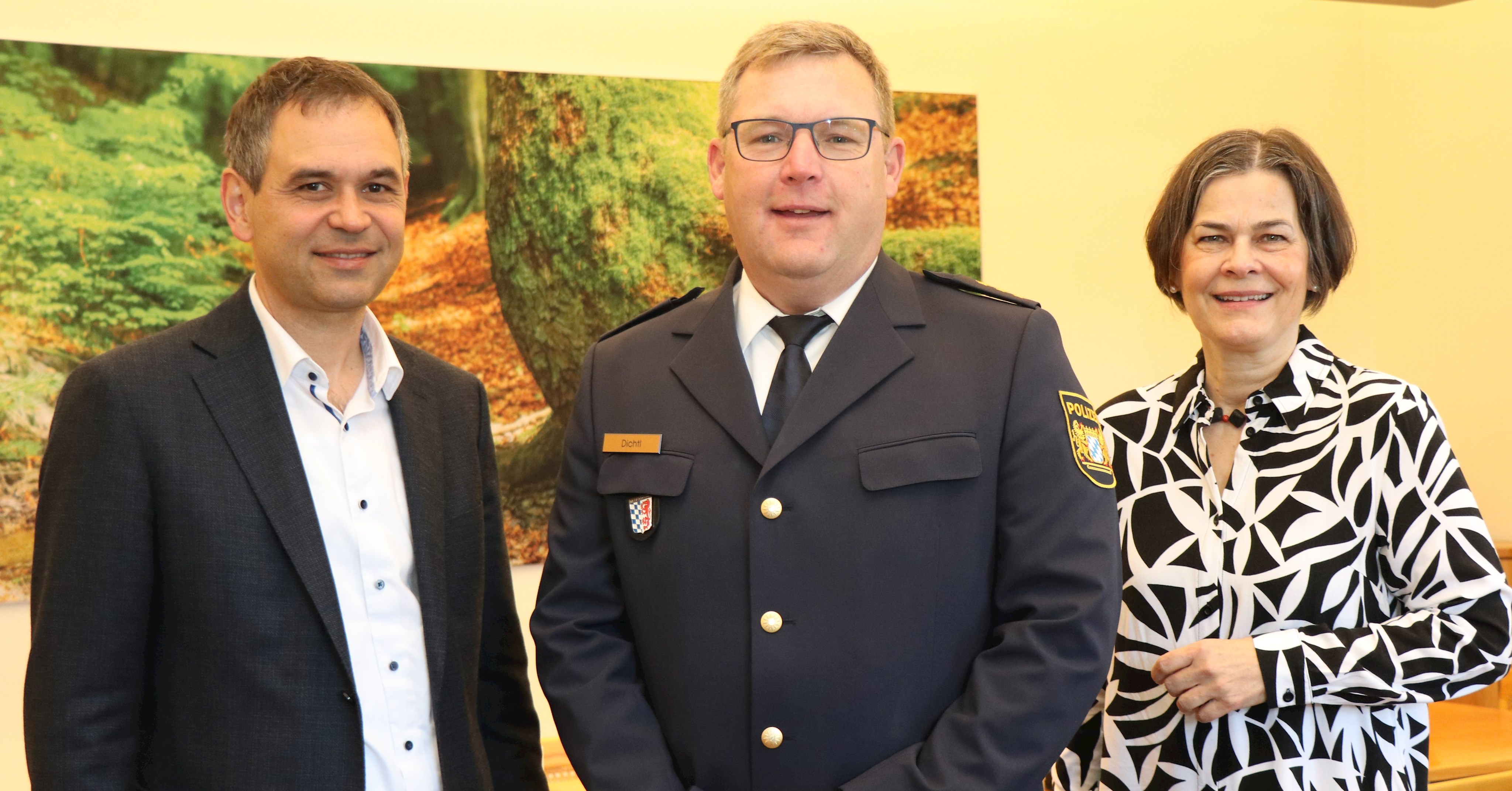 Der neue Leiter der Polizeiinspektion Passau Christian Dichtl (Mitte) beim Antrittsbesuch mit Landrat Raimund Kneidinger (l.) und Regierungsdirektorin Verena Schwarz (r.).