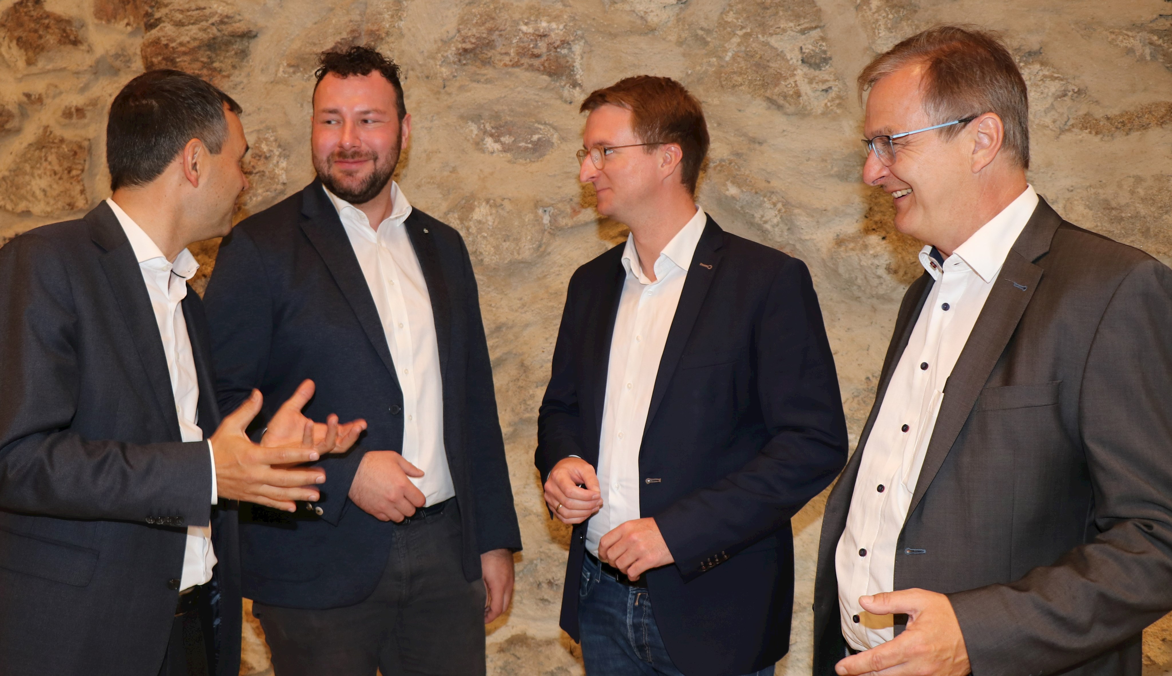 Freuen sich auf den Start der Regionalwerke: (v.l.) Verwaltungsratsvorsitzender Landrat Raimund Kneidinger, Vorstand Jakob Schätz, stv. Verwaltungsratsvorsitzender Tobias Kurz (Bürgermeister Bad Füssing) und Stephan Dorn, Bürgermeister von Neuhaus a. Inn und Sprecher der Landkreis-Bürgermeister.