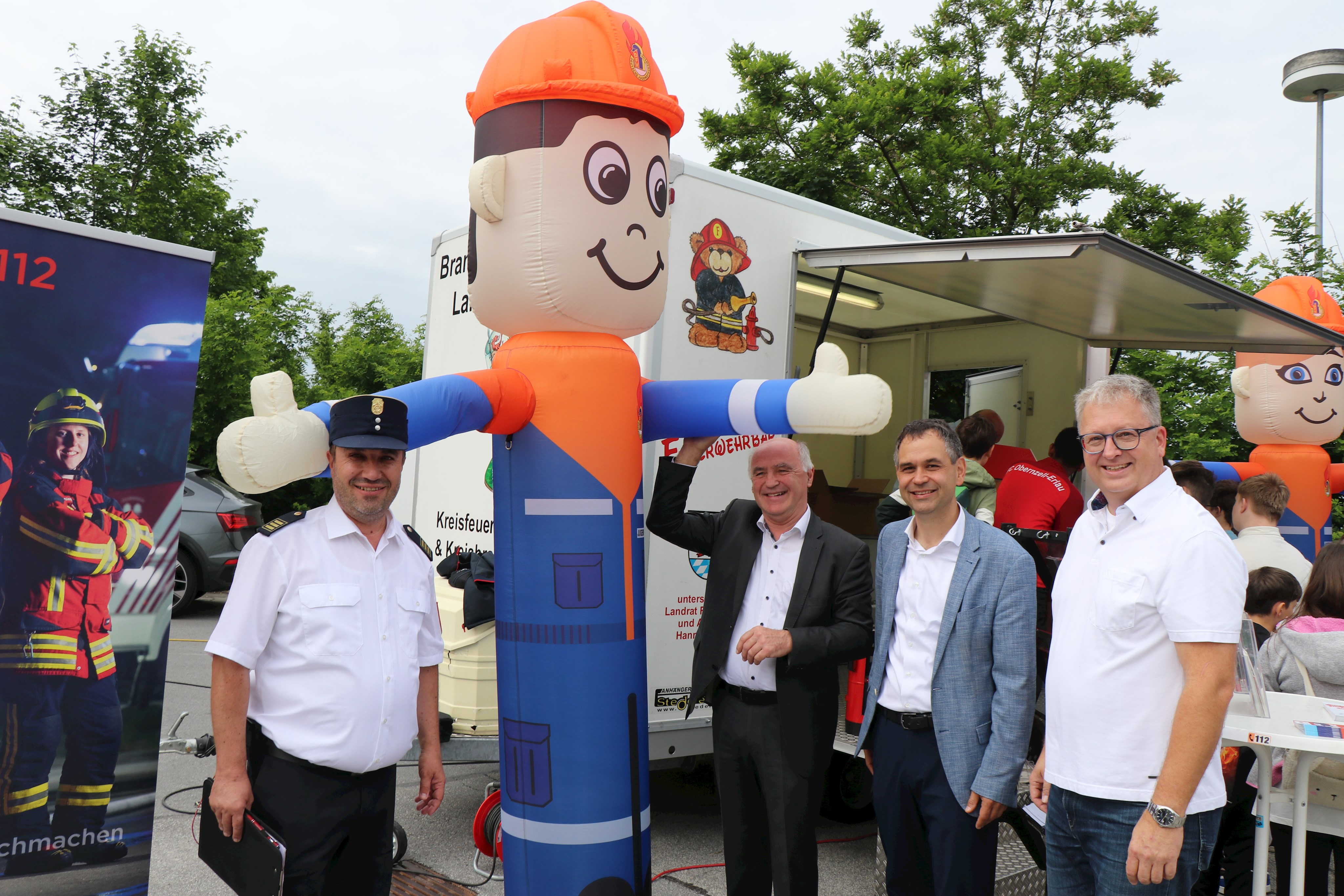 Freude über die begeisterten Kinderaugen zeigten Organisator, Vorsitzender des Kreisfeuerwehrverbandes, Stefan Drasch (v.l.), Untergriesbachs Bürgermeister Hermann Duschl, Landrat Raimund Kneidinger und Untergriesbachs 3. Bürgermeister Helmut Rischka.