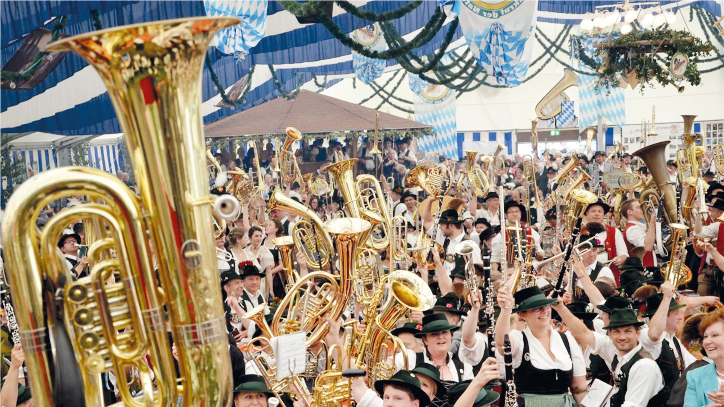Musikantengruß beim Tag der Blasmusik